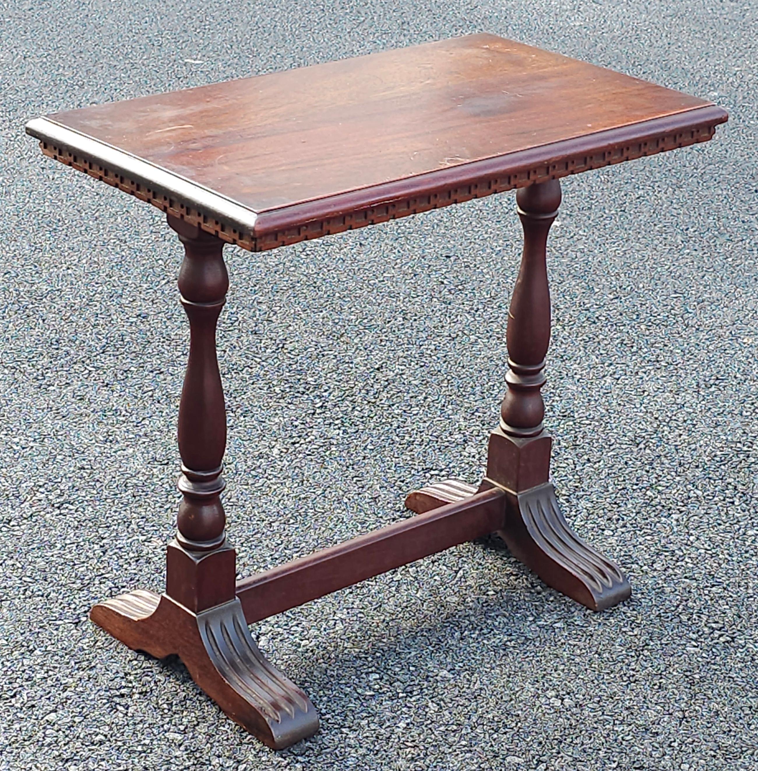 Table d'appoint à tréteaux en acajou de la fin du XIXe siècle, de style édouardien Bon état - En vente à Germantown, MD