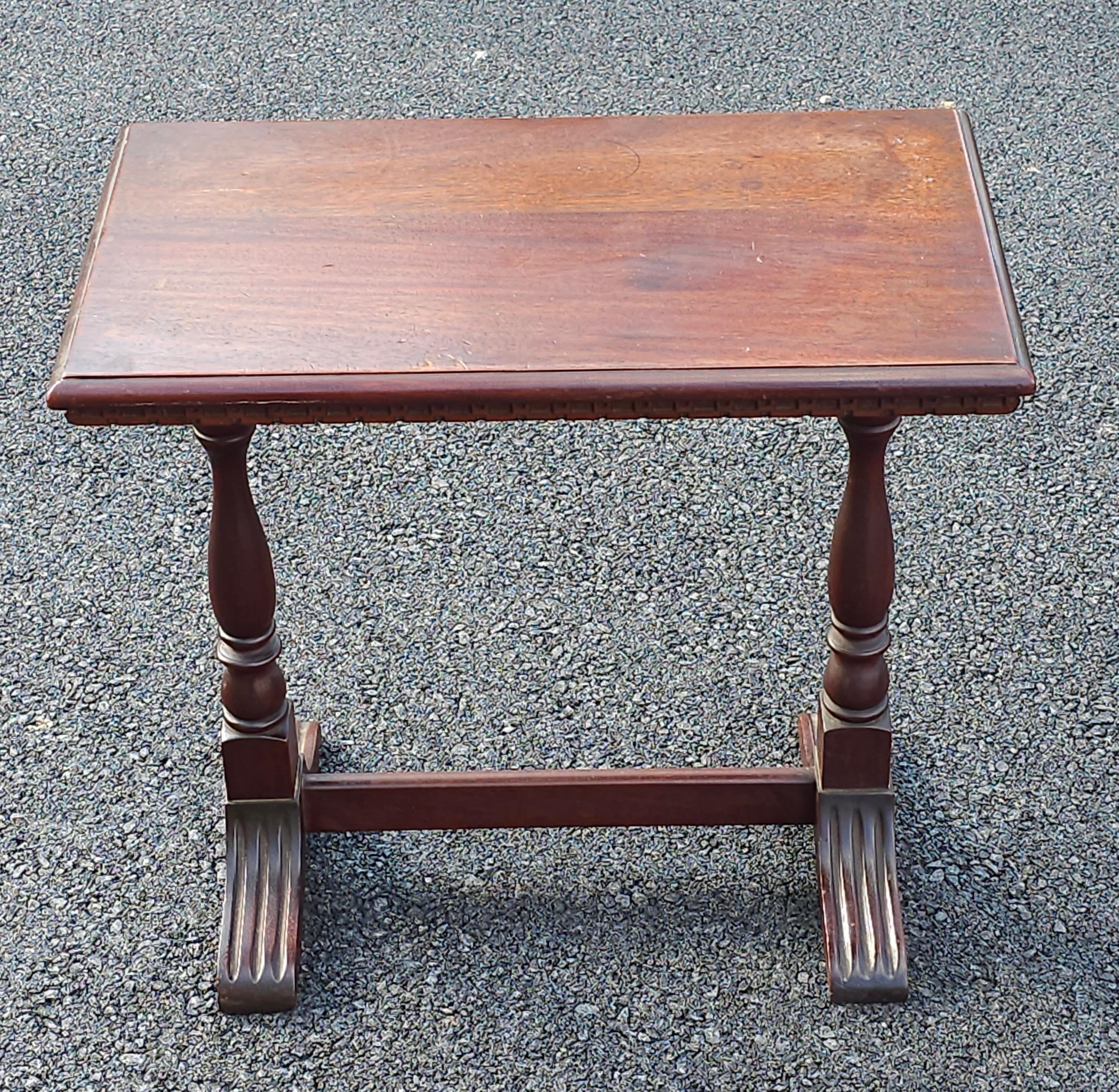 Acajou Table d'appoint à tréteaux en acajou de la fin du XIXe siècle, de style édouardien en vente