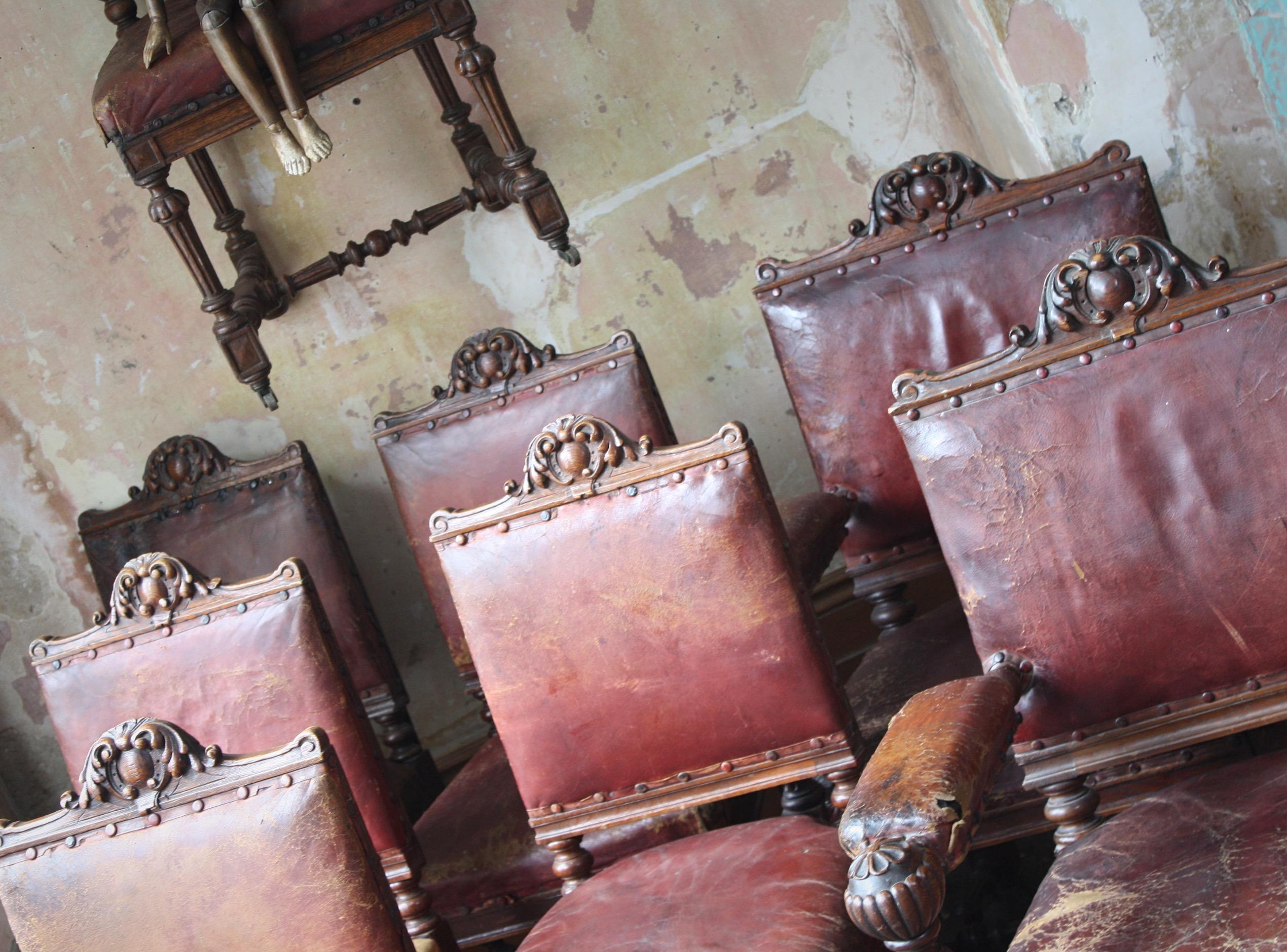 Acht viktorianische Esszimmerstühle aus rotem schottischem Leder und Eiche aus dem späten 19. Jahrhundert  7