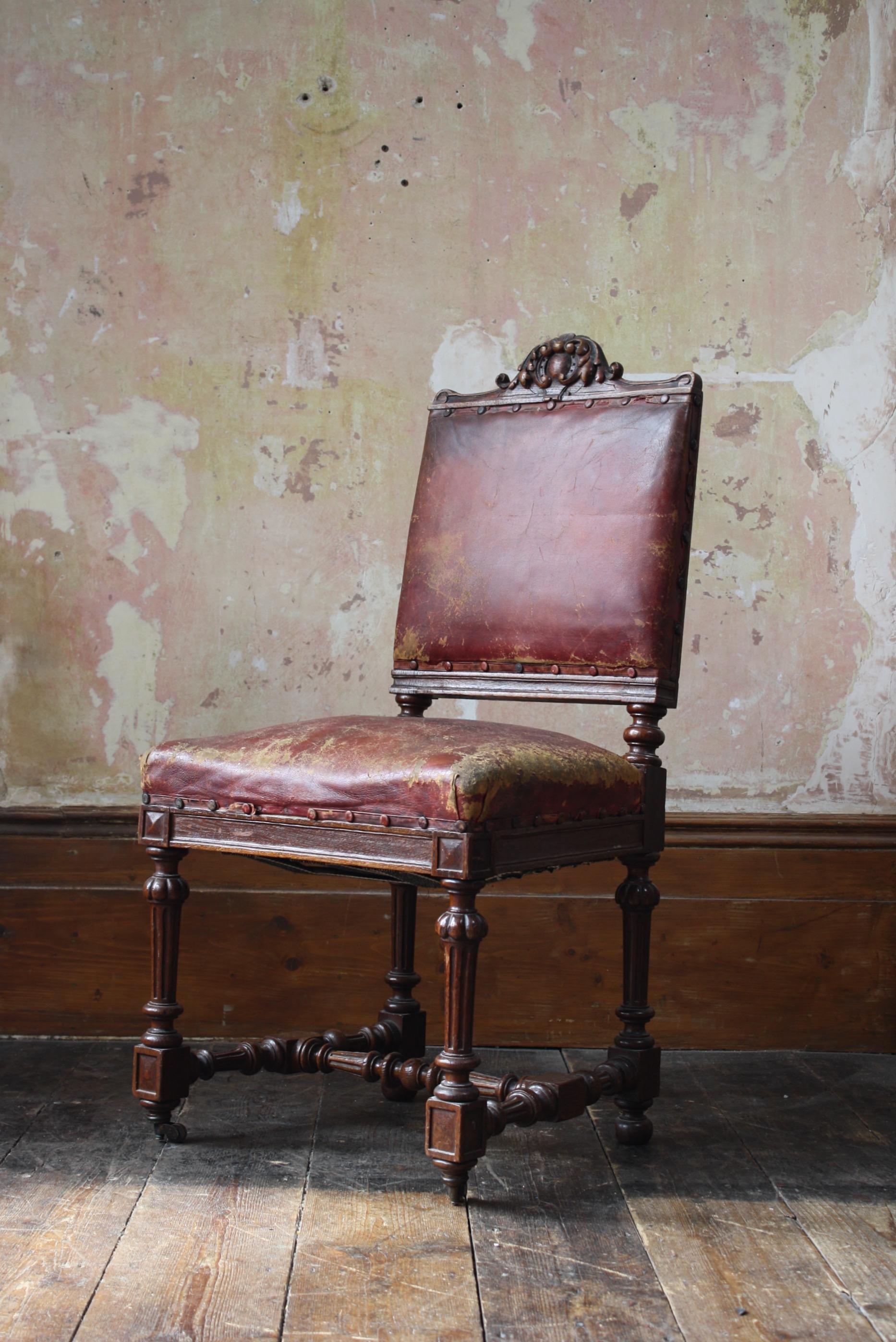 Acht viktorianische Esszimmerstühle aus rotem schottischem Leder und Eiche aus dem späten 19. Jahrhundert  13