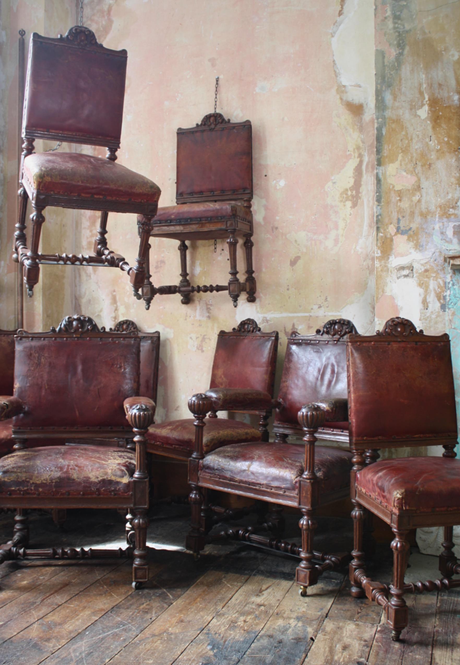 Eine gute robuste Reihe von acht Eiche und rotem Leder gepolstert Esszimmerstühle, die vor kurzem aus einem schottischen Anwesen erworben. Die Eiche ist gut geschnitzt und hat eine tolle Farbe.

Das Leder ist von besonders guter Qualität, weshalb es