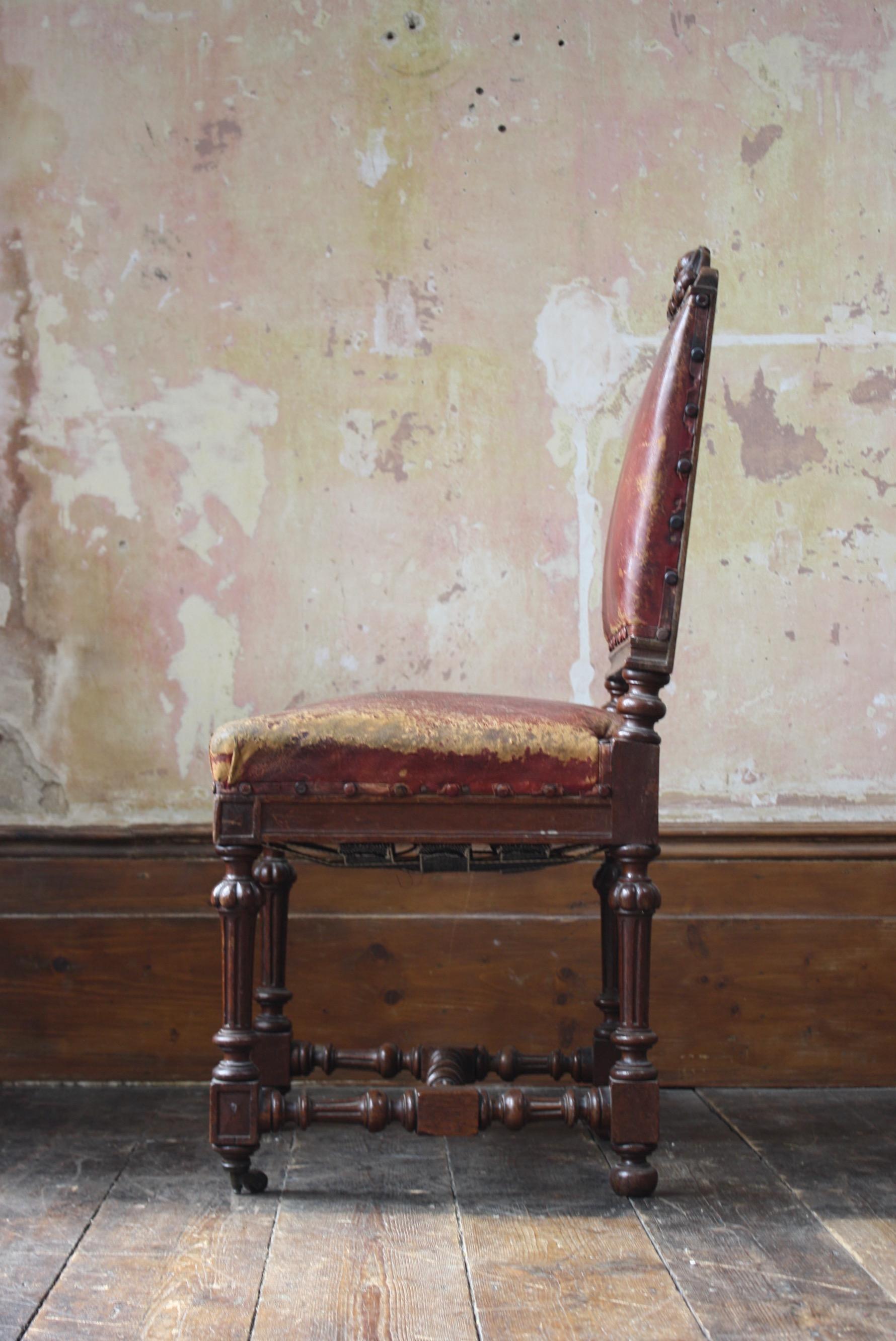 Acht viktorianische Esszimmerstühle aus rotem schottischem Leder und Eiche aus dem späten 19. Jahrhundert  15
