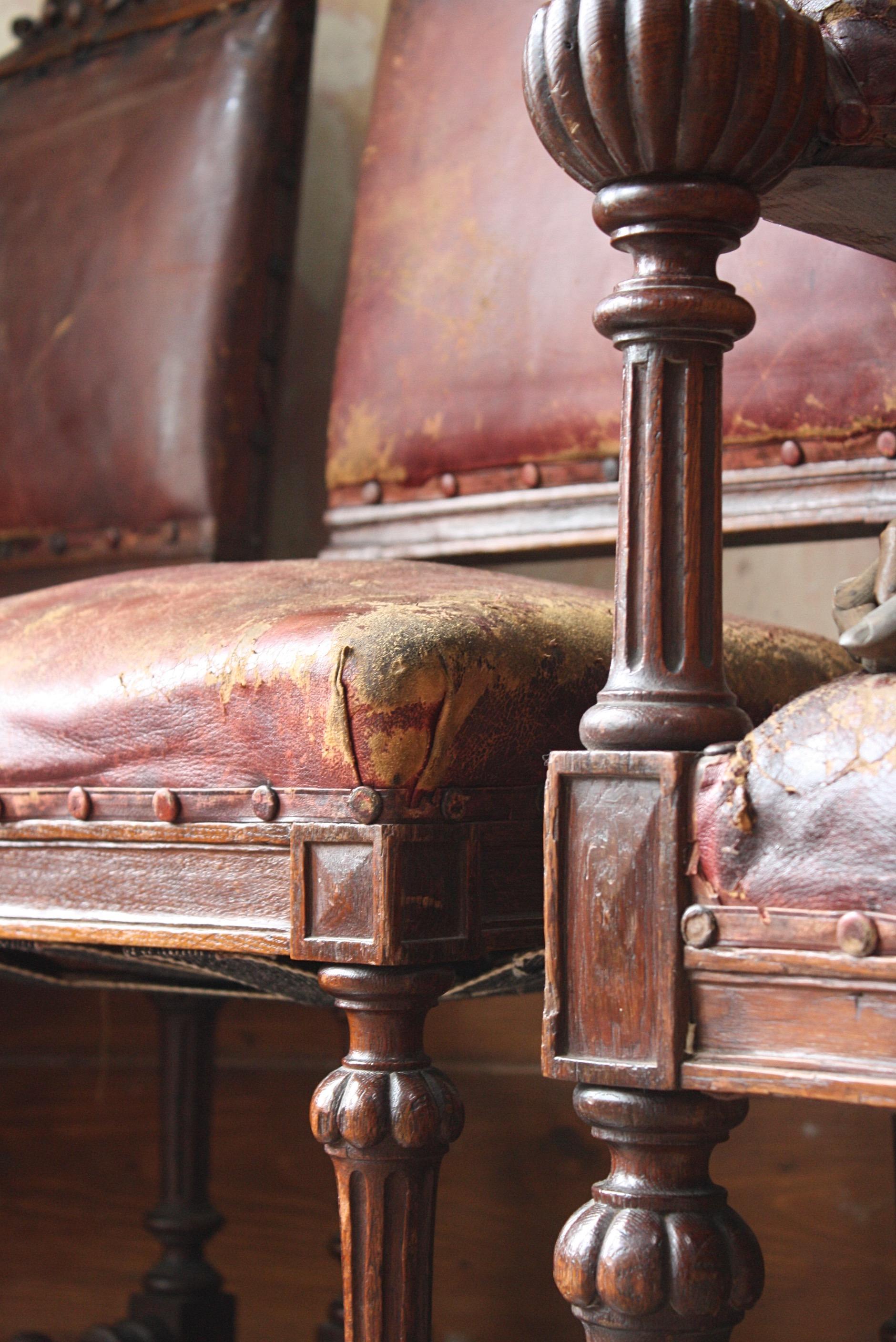 Acht viktorianische Esszimmerstühle aus rotem schottischem Leder und Eiche aus dem späten 19. Jahrhundert  1