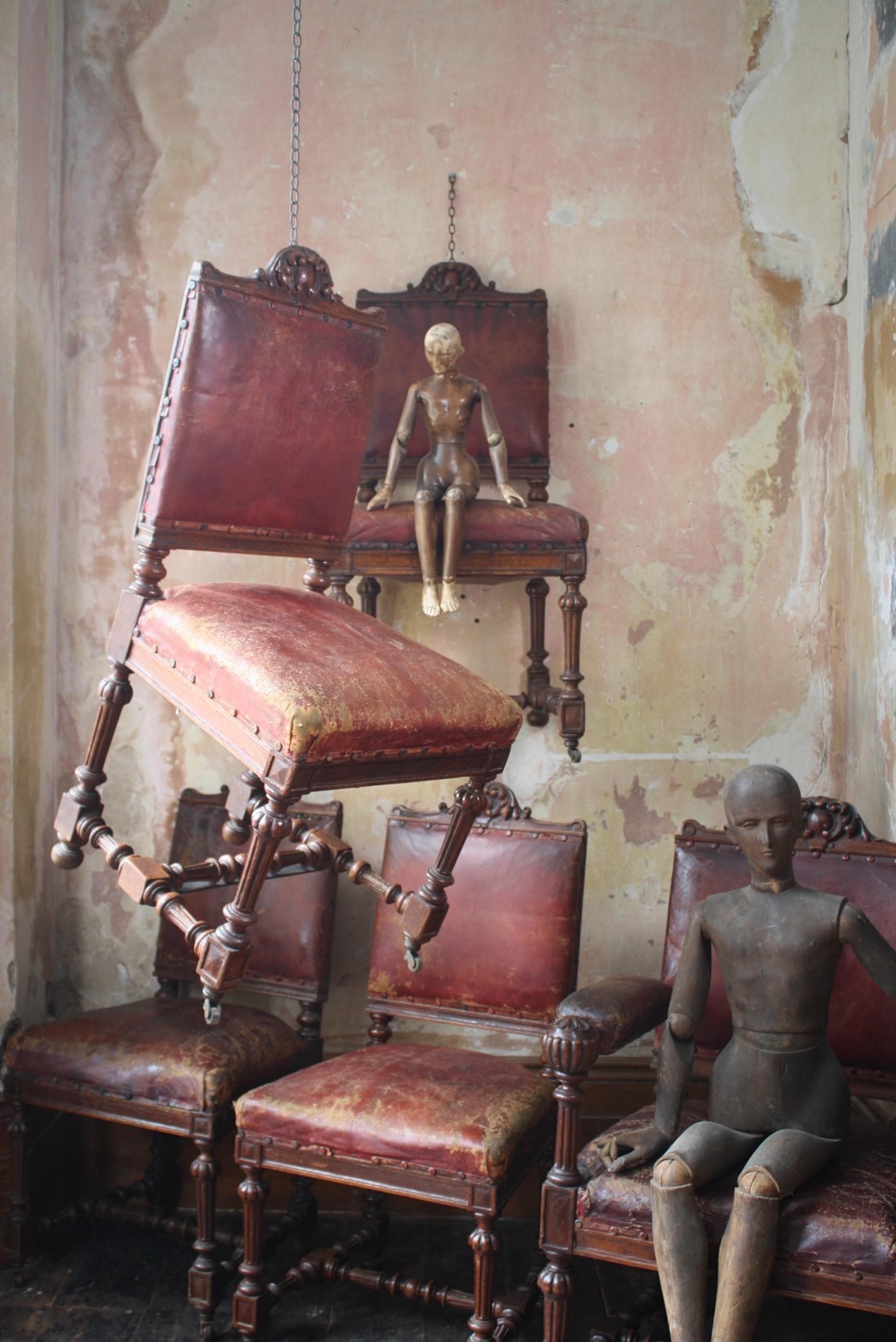 Acht viktorianische Esszimmerstühle aus rotem schottischem Leder und Eiche aus dem späten 19. Jahrhundert  2