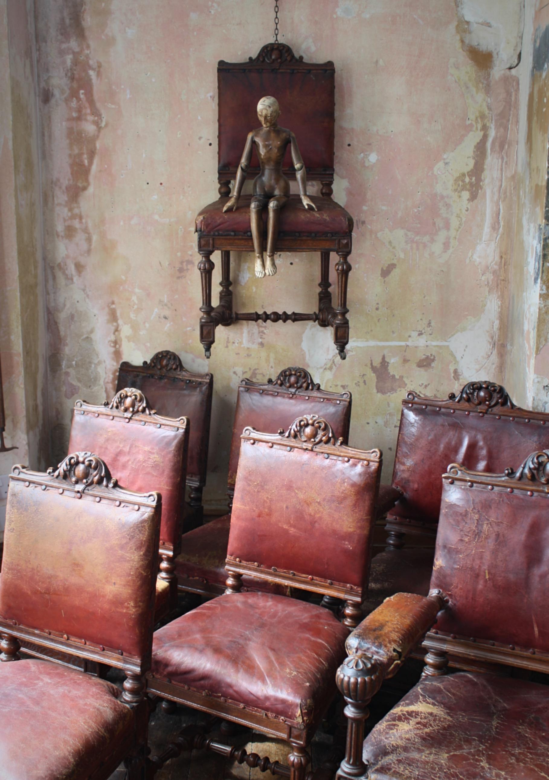 Acht viktorianische Esszimmerstühle aus rotem schottischem Leder und Eiche aus dem späten 19. Jahrhundert  3