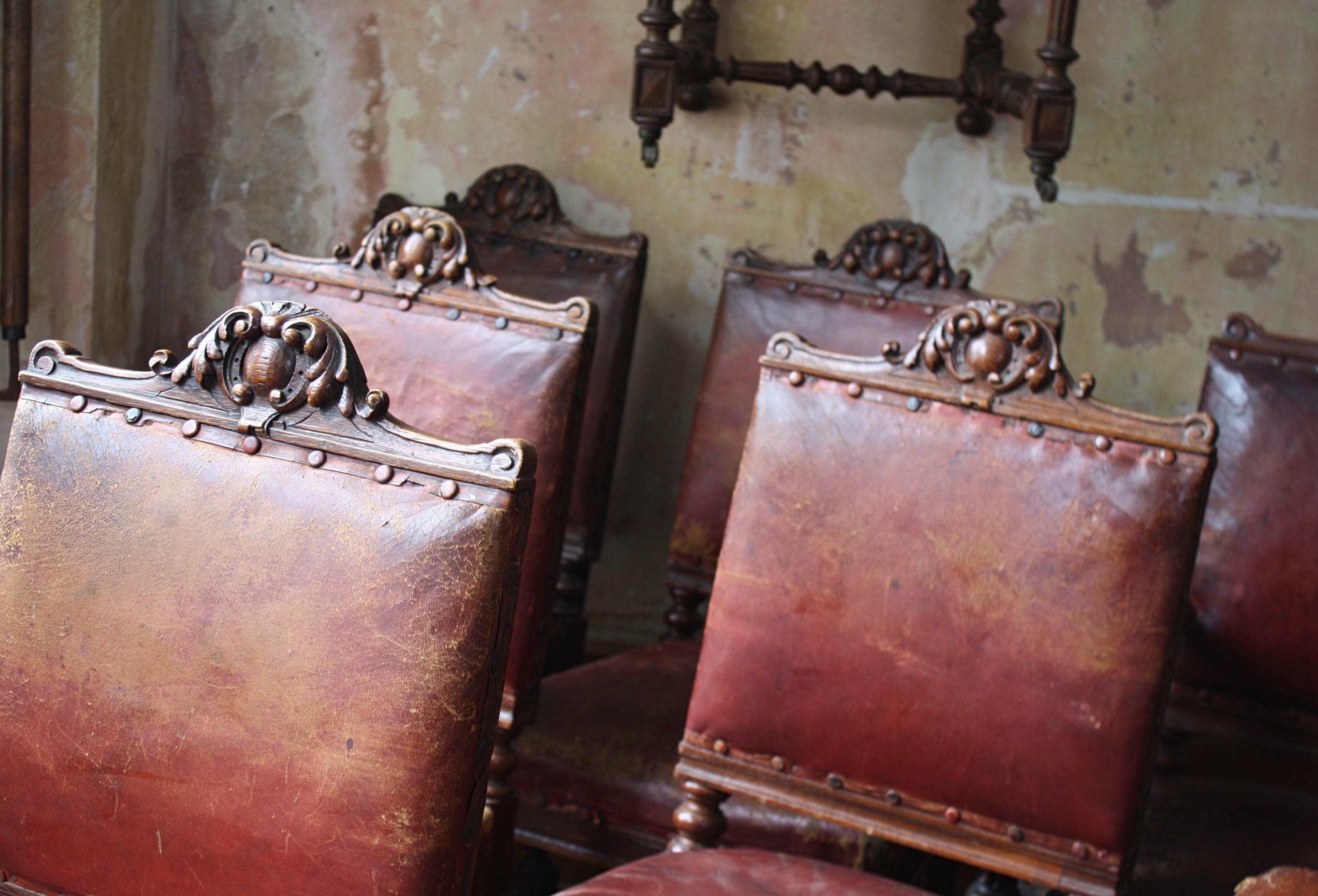 Acht viktorianische Esszimmerstühle aus rotem schottischem Leder und Eiche aus dem späten 19. Jahrhundert  4