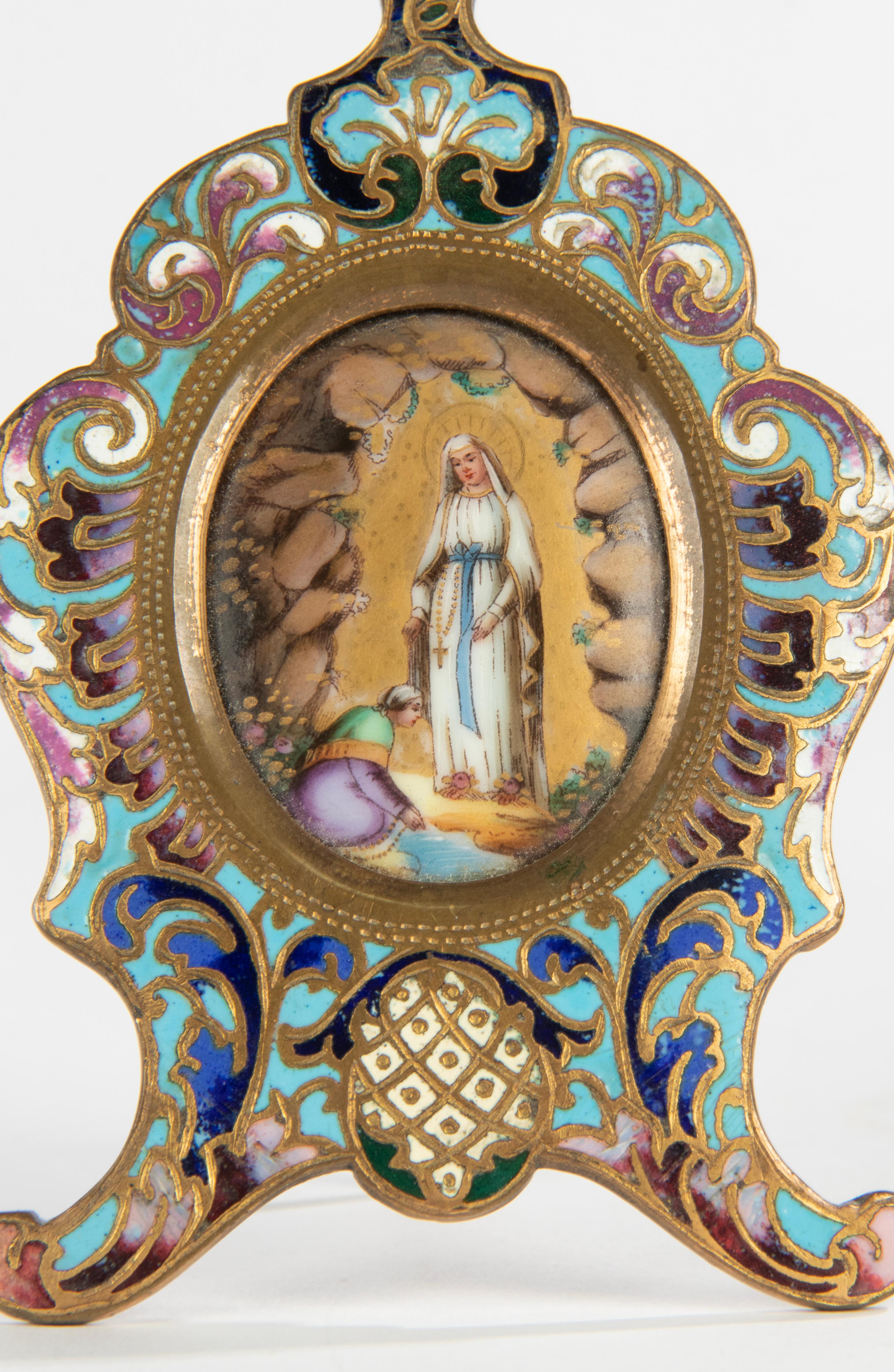 A small and refined Cloissoné enameled plaque stand. It is centered by an oval hand-painted portrait of the Madonna and Child. Made of copper with enamel inlays. Made in France, circa 1880-1890. In good condition with no signs of damage or