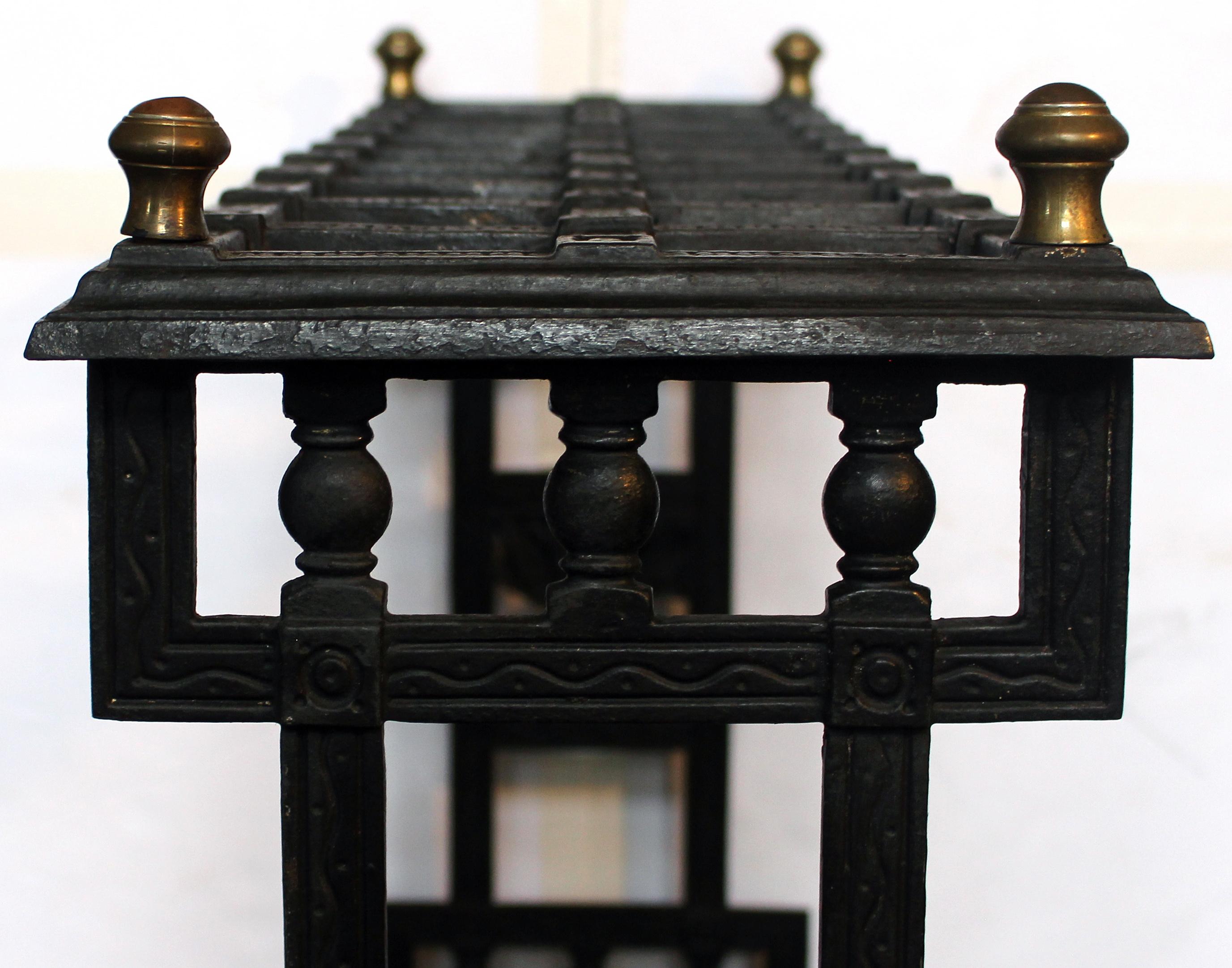 Bastone e portaombrelli in ghisa della fine del XIX secolo, inglese. Un audace motivo Arts & Crafts. Realizzato per un club o una tenuta di campagna con spazio per 18 bastoni. Terminali in ottone. Pannelli laterali di frutta. I marchi di registro