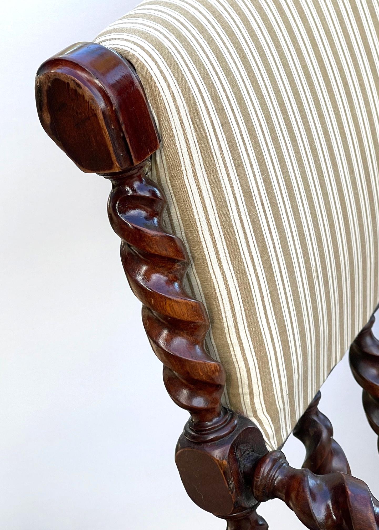 Mouvement esthétique Fauteuil anglais sculpté de la fin du XIXe siècle en forme de torsion d'orge en vente