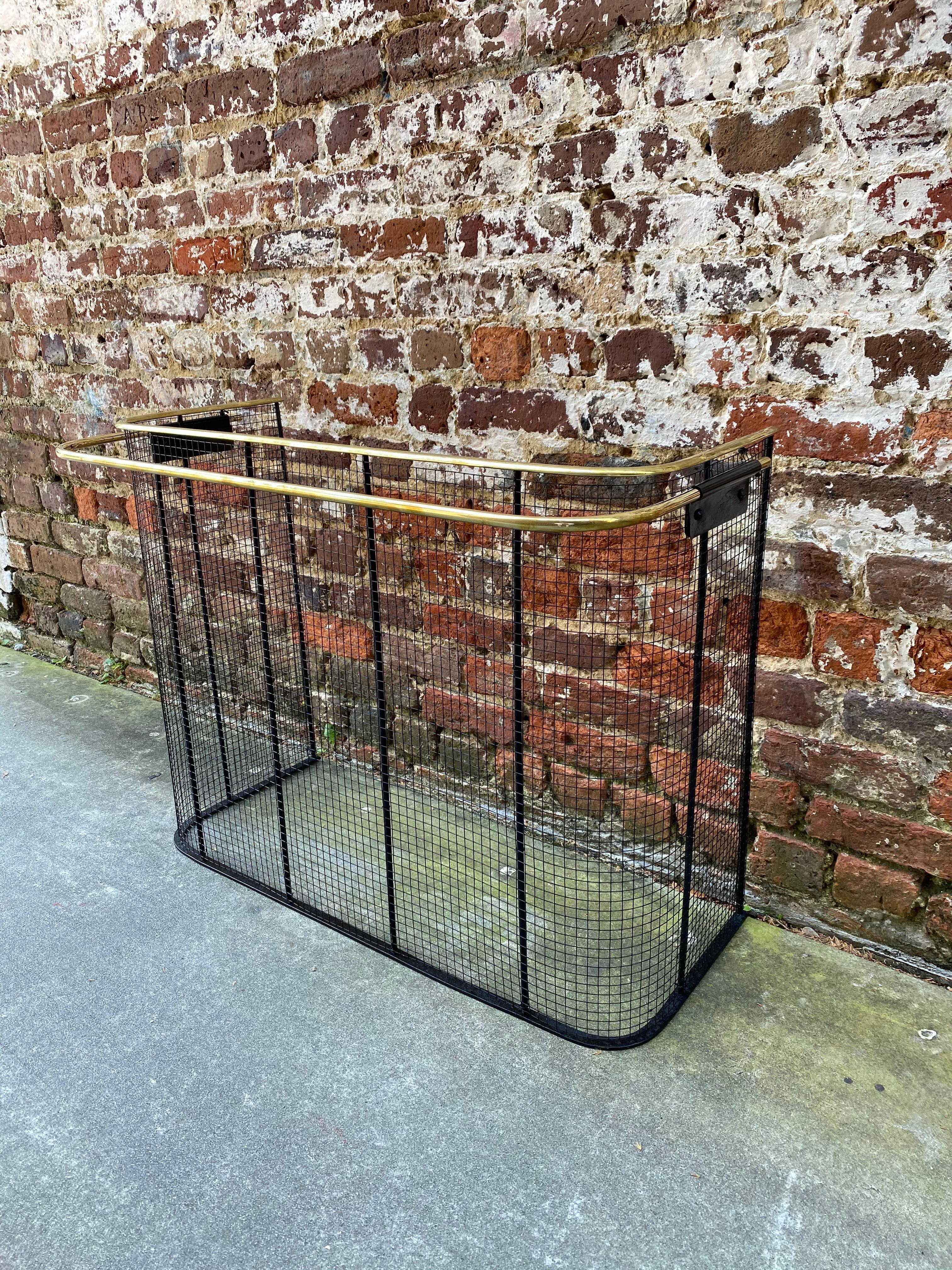Late 19th Century English Brass and Wire Nursery Fender with Drying Bar In Good Condition In Charleston, SC