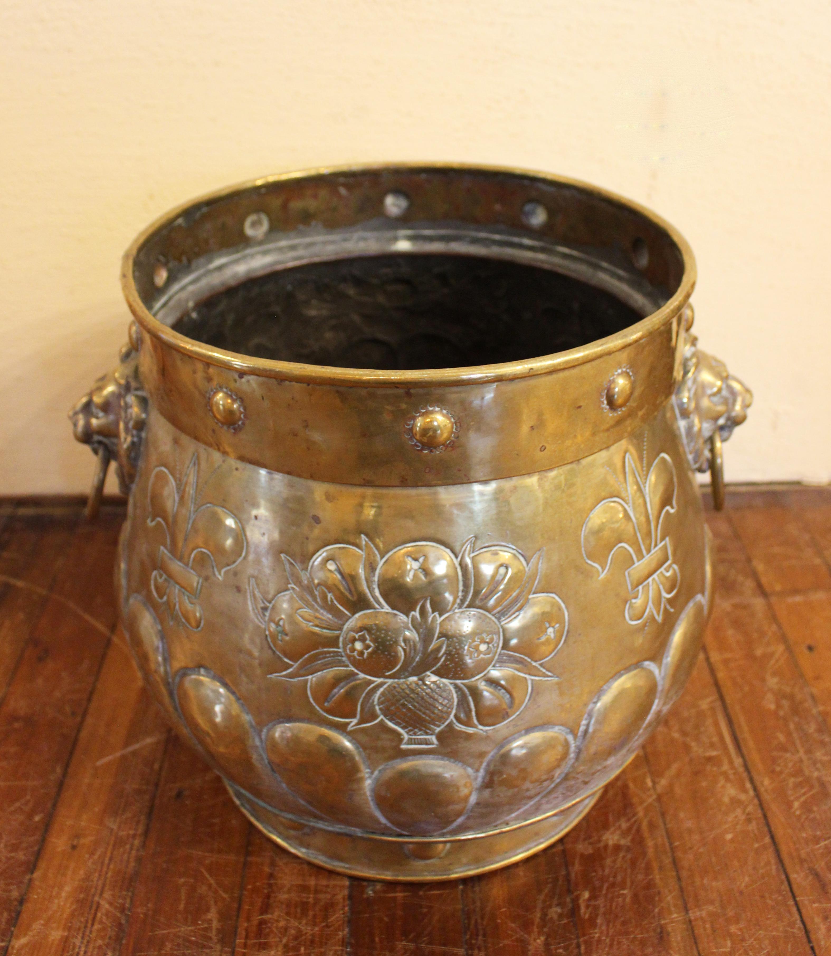 Late Victorian Late 19th Century English Brass Coal Hod or Jardiniere with Lion Ring Handles