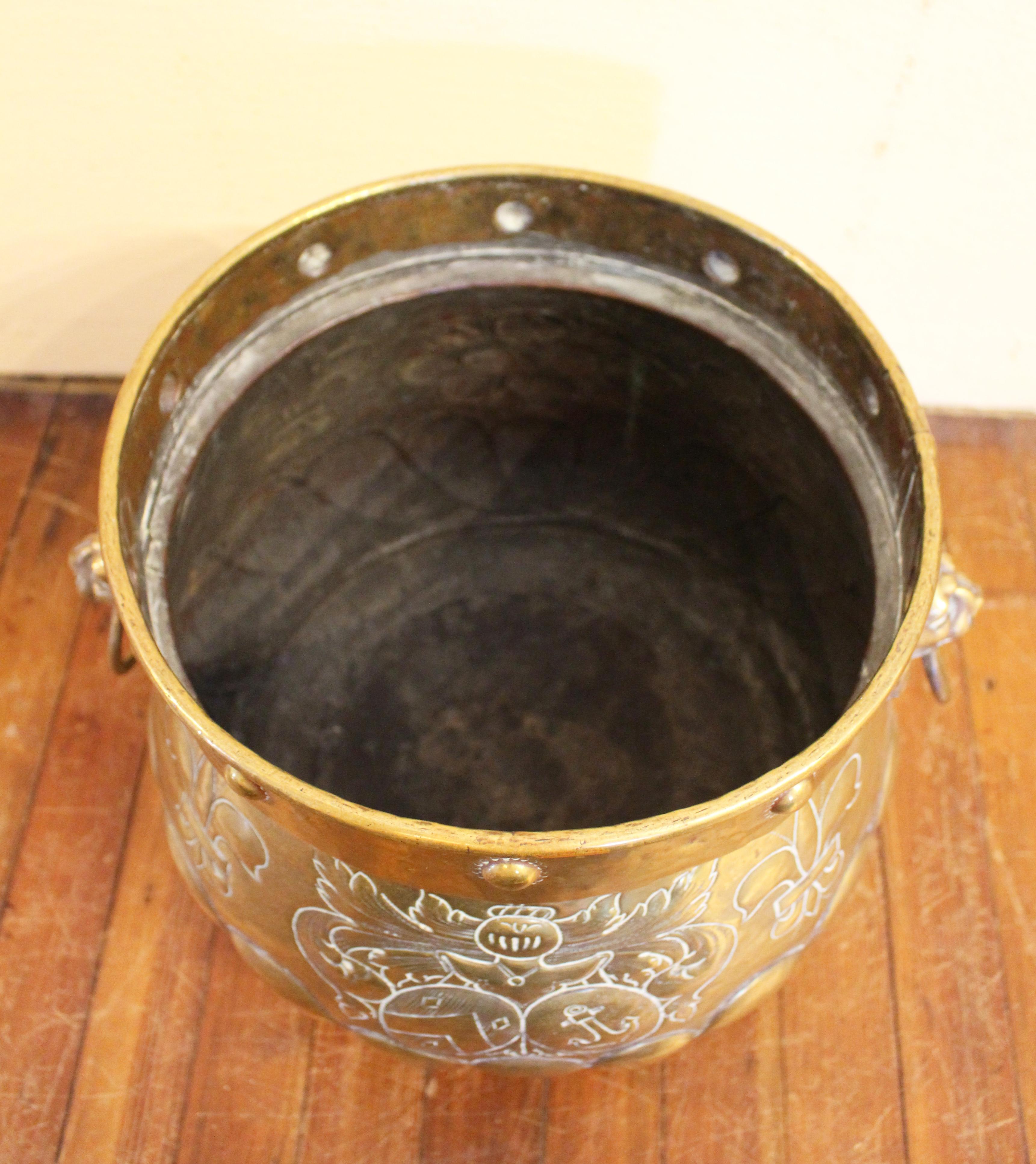 Late 19th Century English Brass Coal Hod or Jardiniere with Lion Ring Handles In Good Condition In Chapel Hill, NC