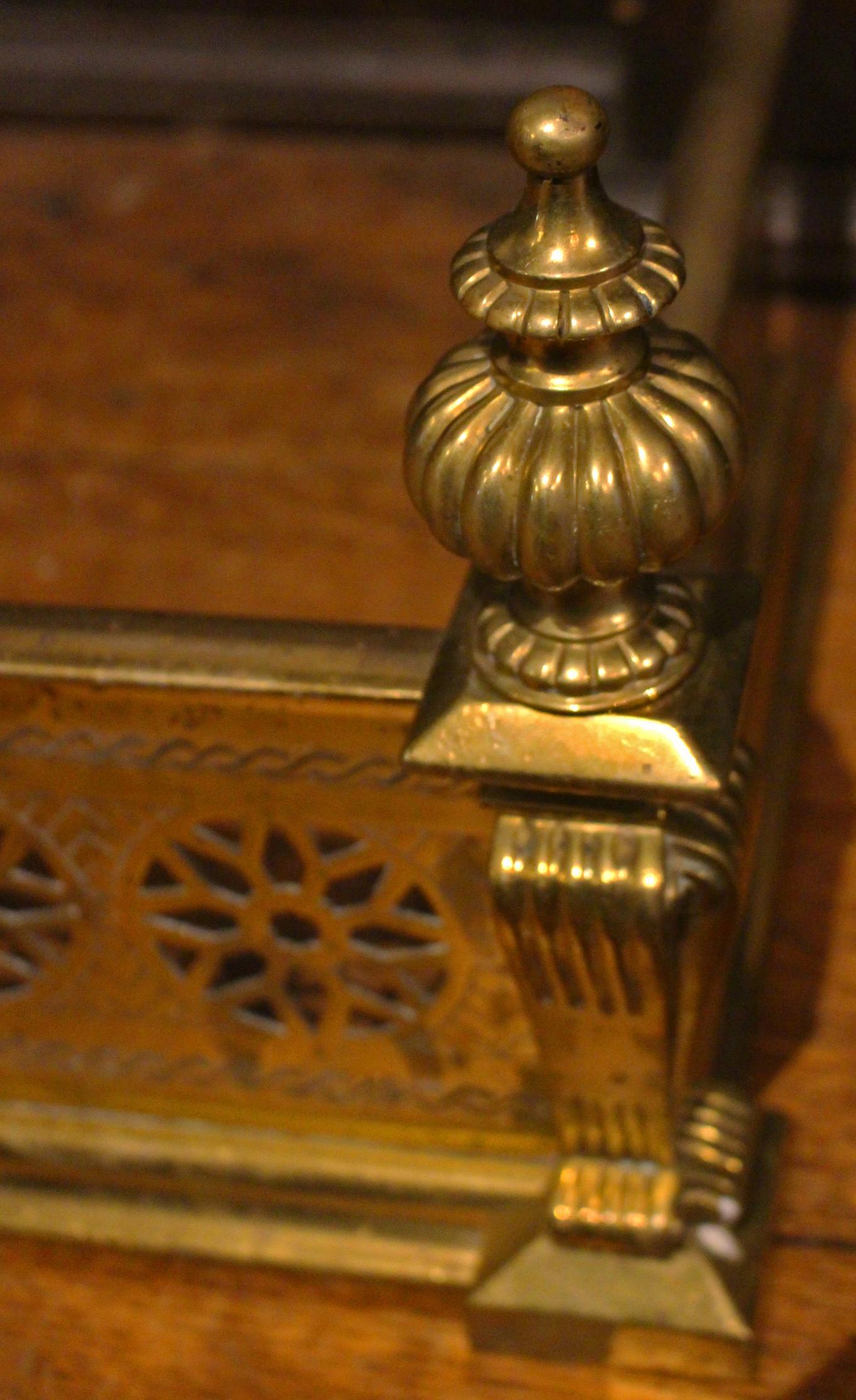 Un parafango in ottone massiccio di qualità eccezionale, risalente al quarto trimestre del XIX secolo, traforato e inciso con colonne angolari a volute e terminali a forma di gadro.
62 1/2