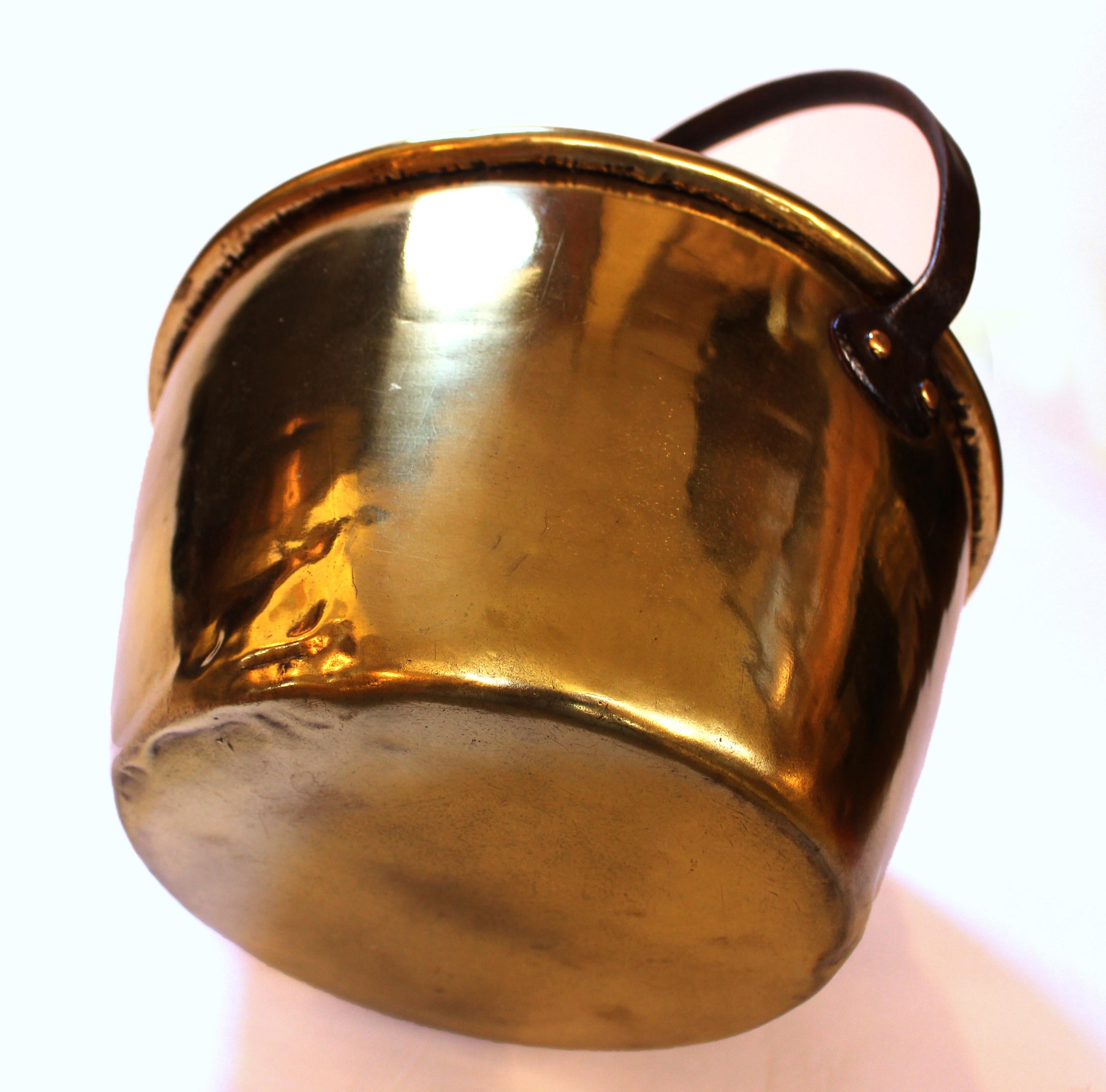 Late 19th Century English Brass Milk Bucket In Good Condition In Chapel Hill, NC