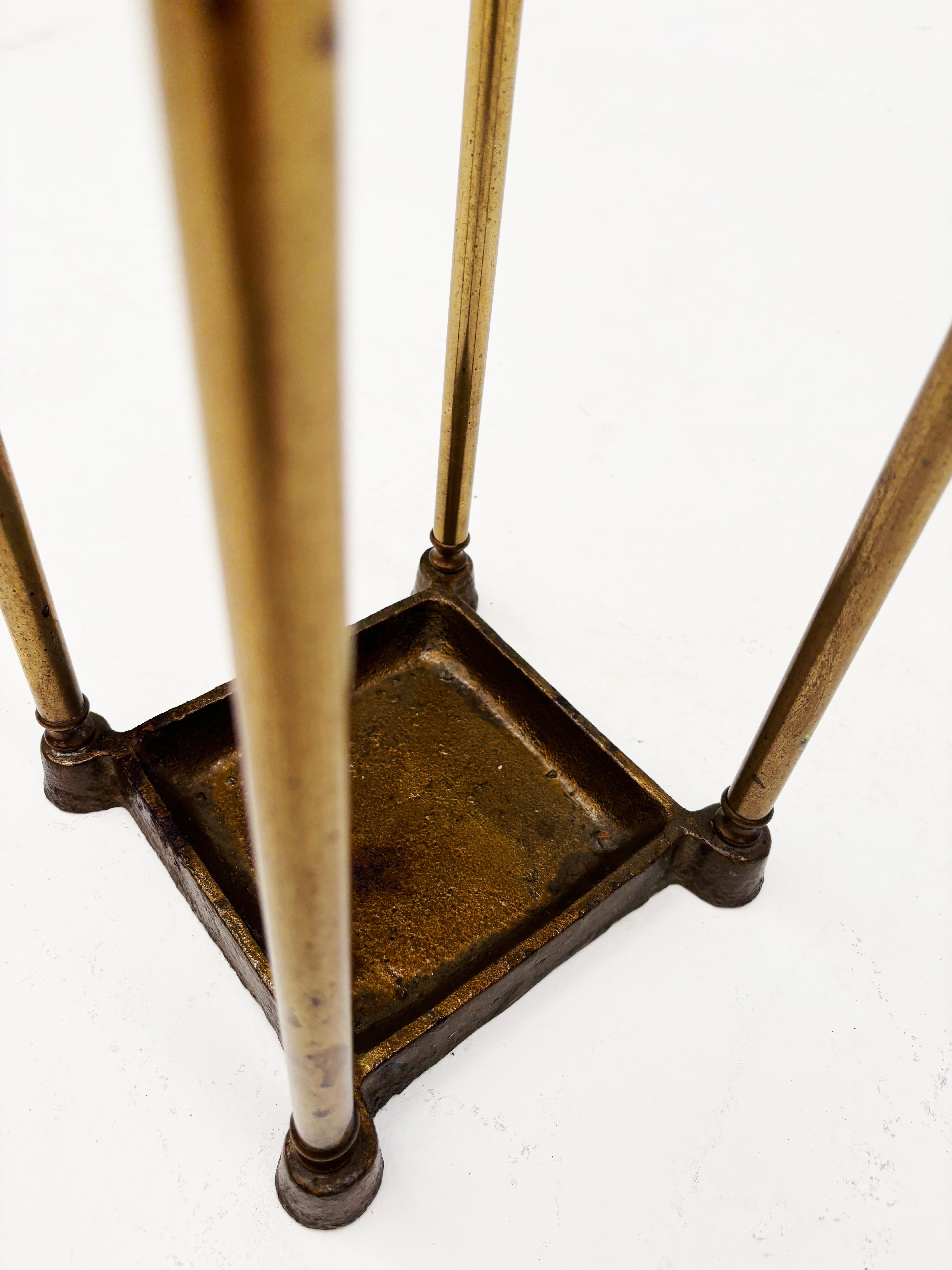 Late 19th Century English Brass Umbrella Stand In Good Condition In Louisville, KY