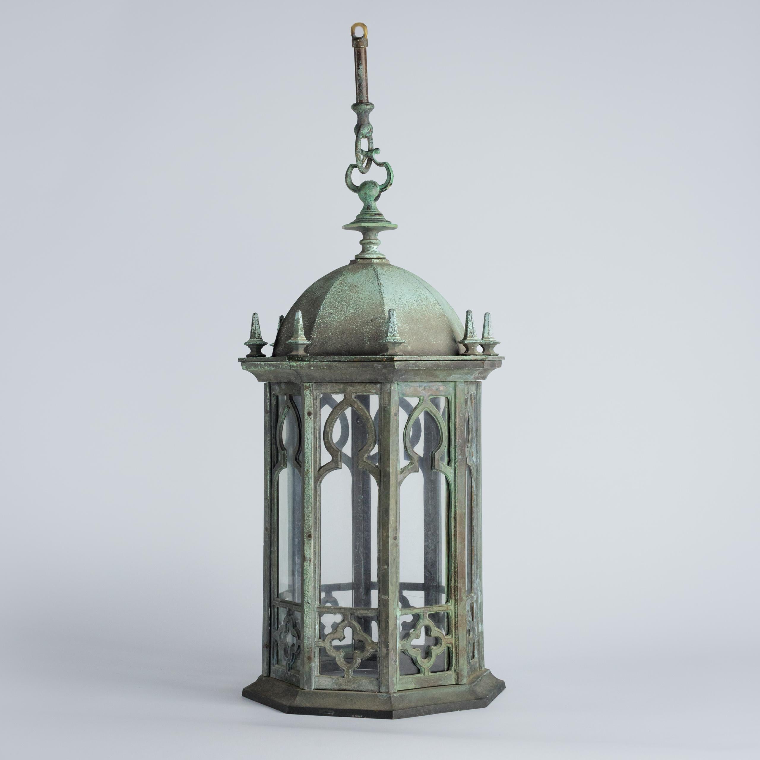 Linterna de salón inglesa de bronce verdigris de finales del siglo XIX Renacimiento gótico en venta