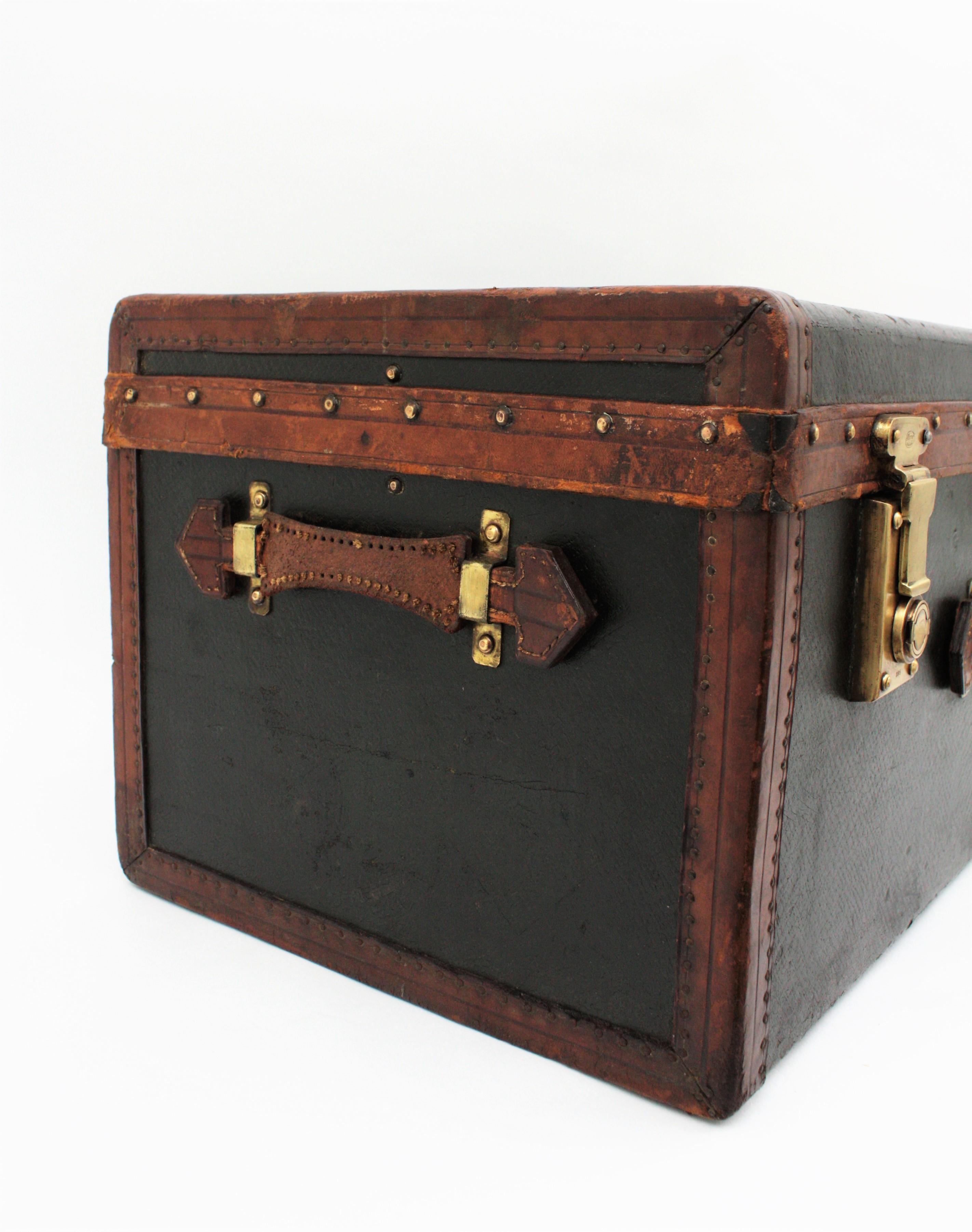 English Trunk in Leather and Canvas with Brass Locks For Sale 7