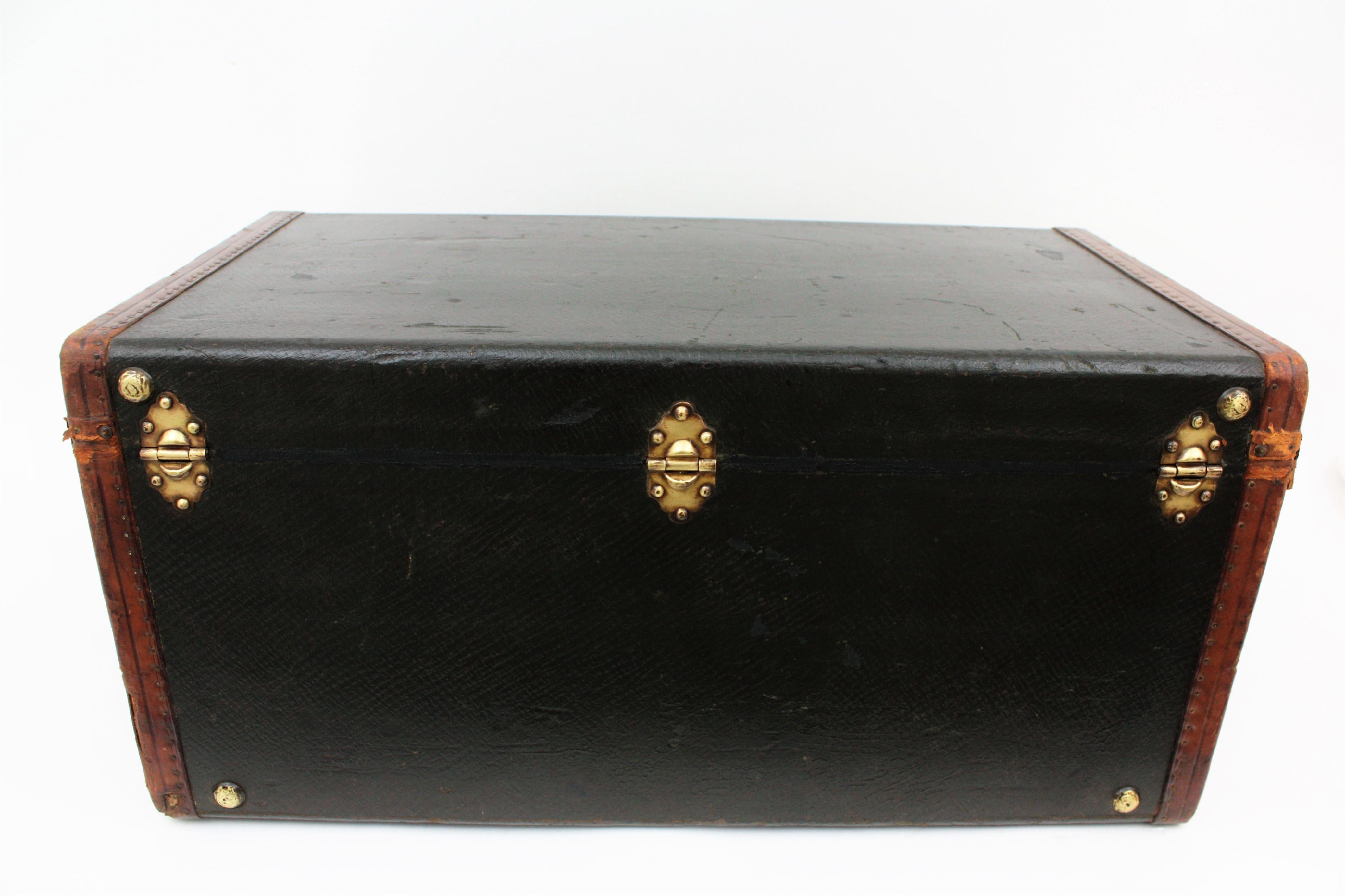 English Trunk in Leather and Canvas with Brass Locks For Sale 15