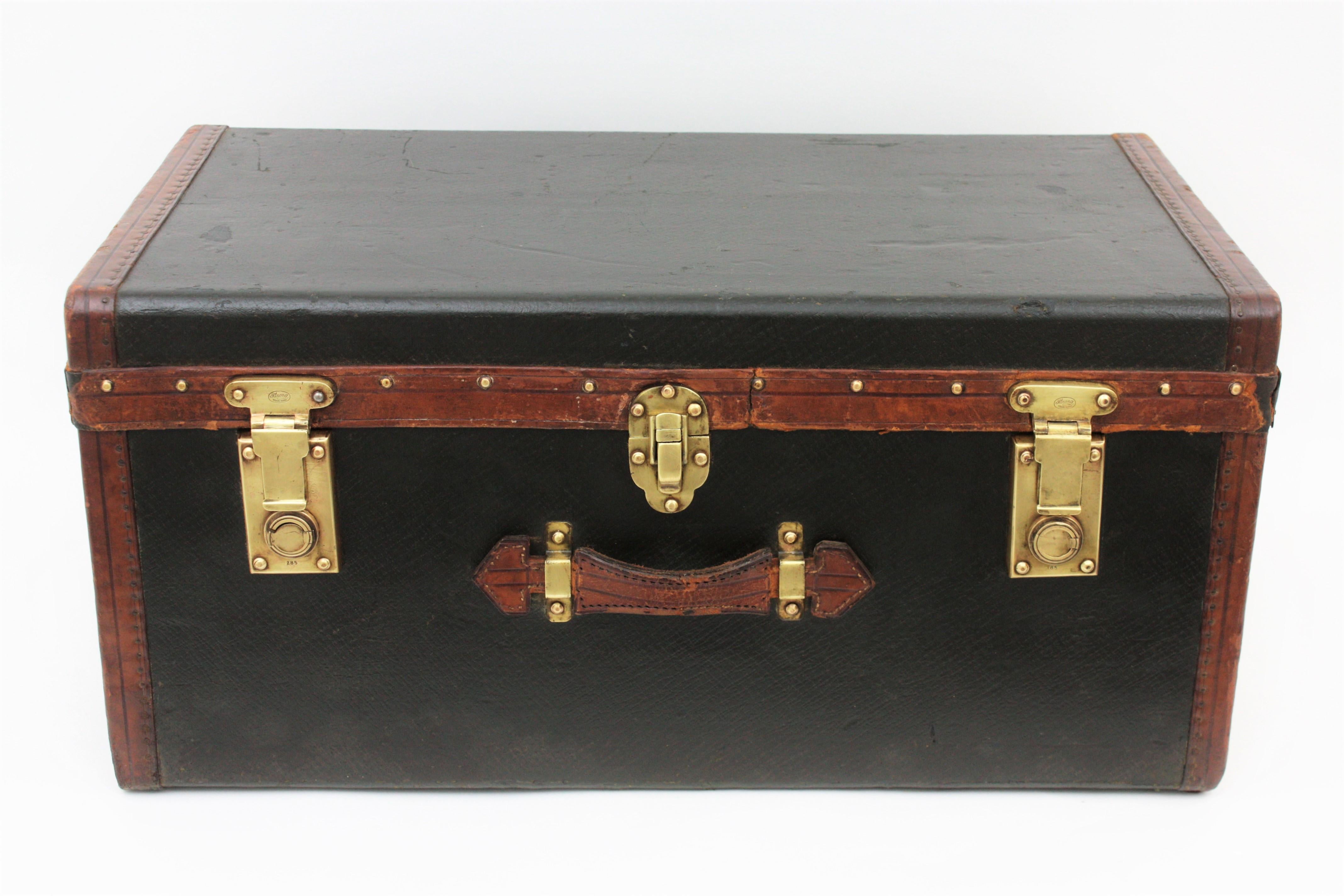 Beautiful leather and canvas trunk with brass locks and fittings. It has two leather handles on the sides and one on the front part. England, Late 19th Century.
It has unusual brass protections to cover the locks.
Made in wood covered with canvas
