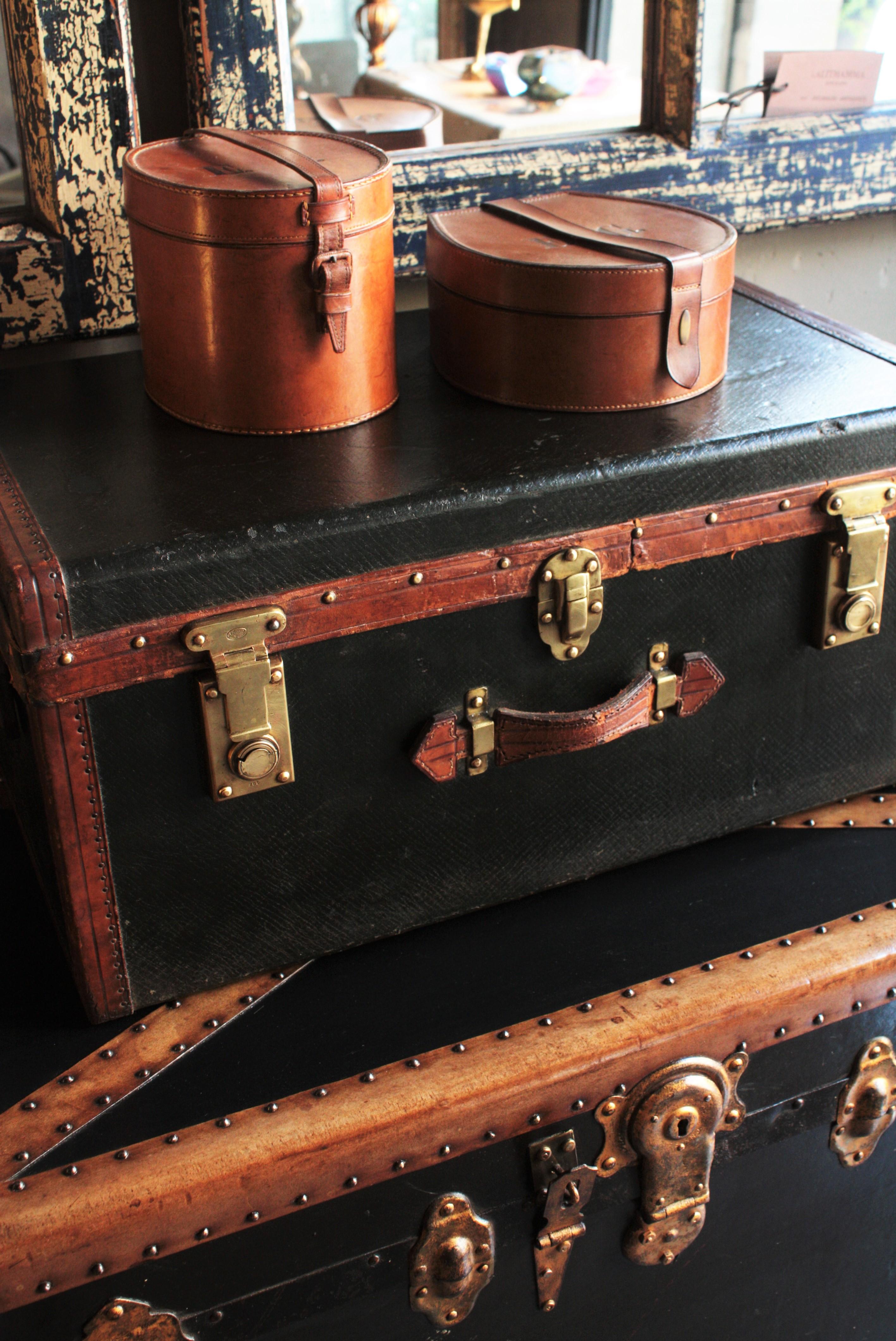 English Trunk in Leather and Canvas with Brass Locks In Good Condition For Sale In Barcelona, ES