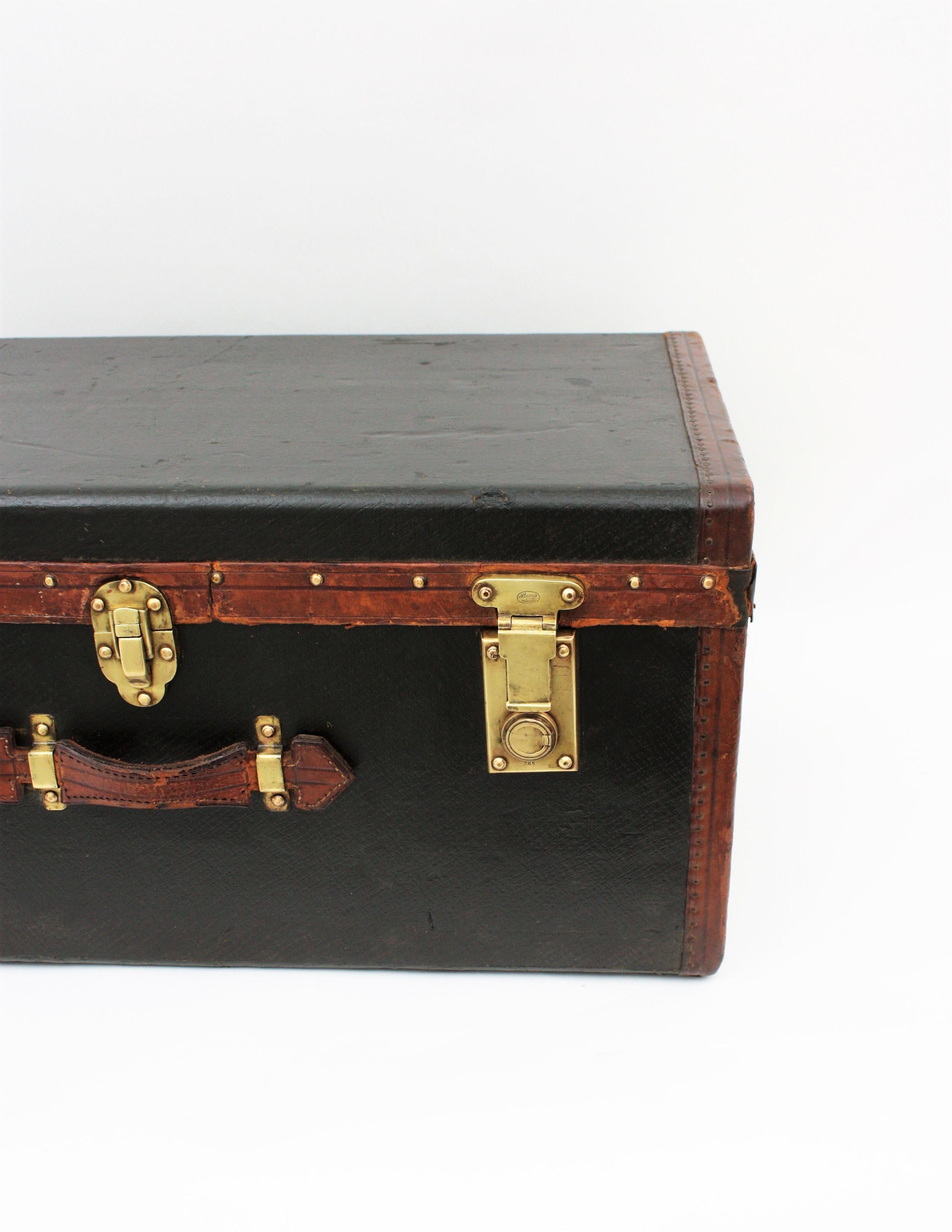 English Trunk in Leather and Canvas with Brass Locks For Sale 1