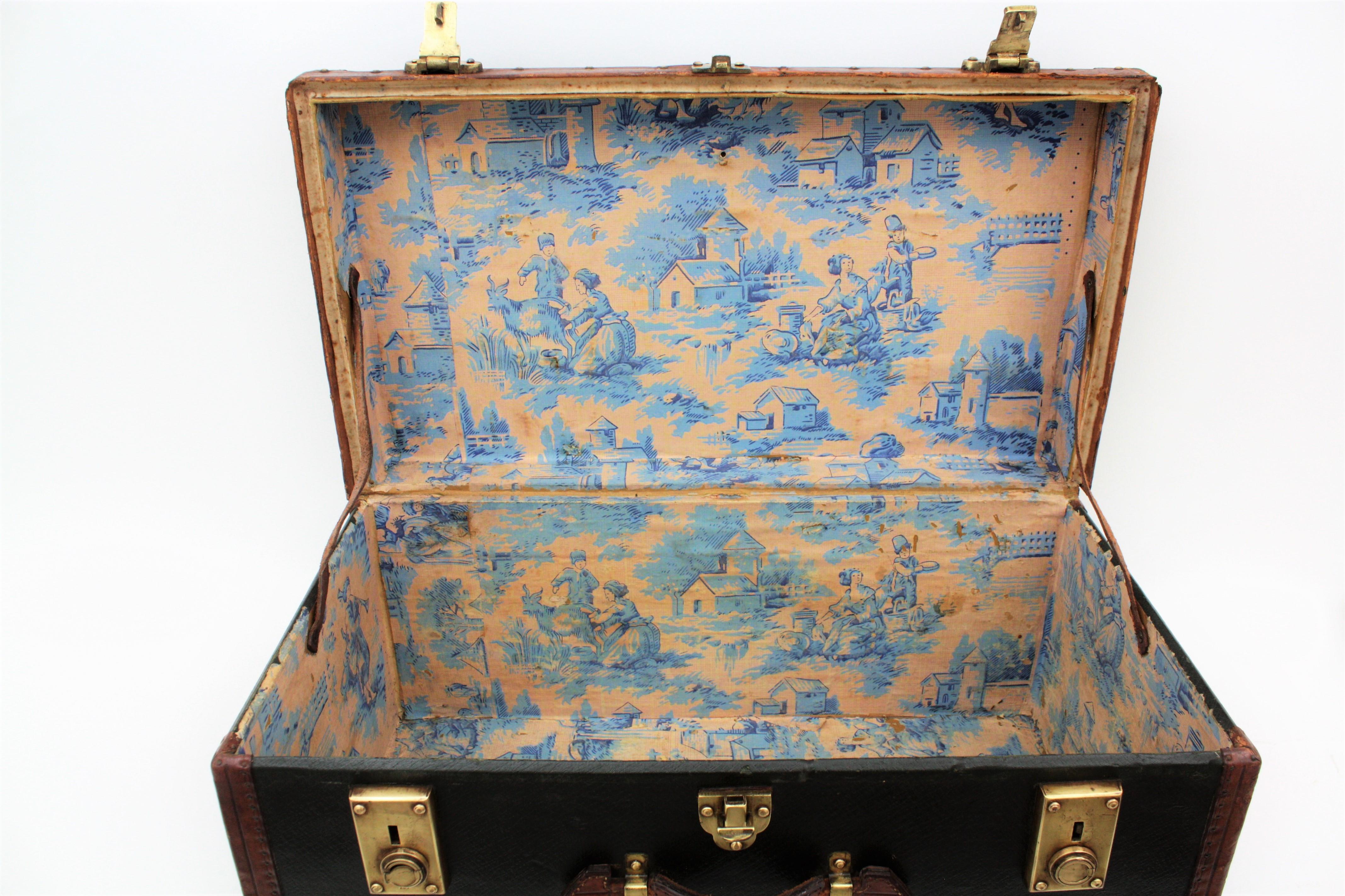 English Trunk in Leather and Canvas with Brass Locks For Sale 2