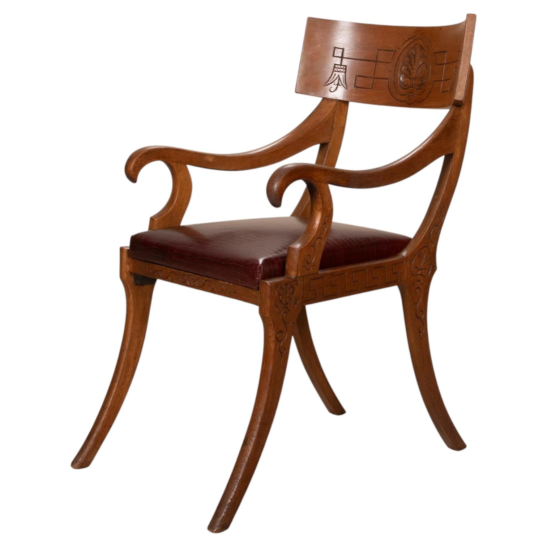 Chaise Klismos en chêne anglais sculpté de la fin du XIXe siècle