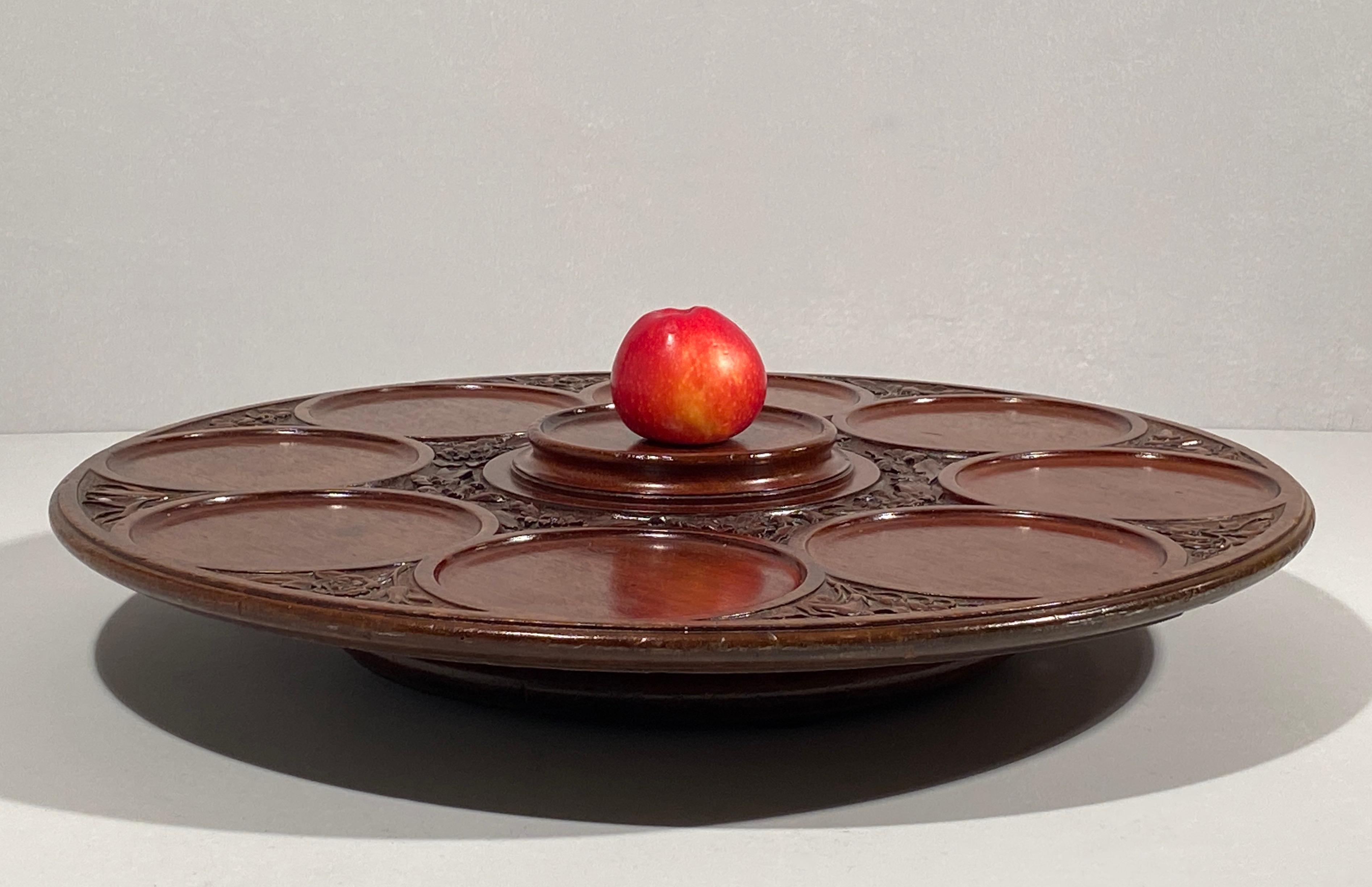 Late 19th Century English Carved Rotating Lazy -Susan  For Sale 1