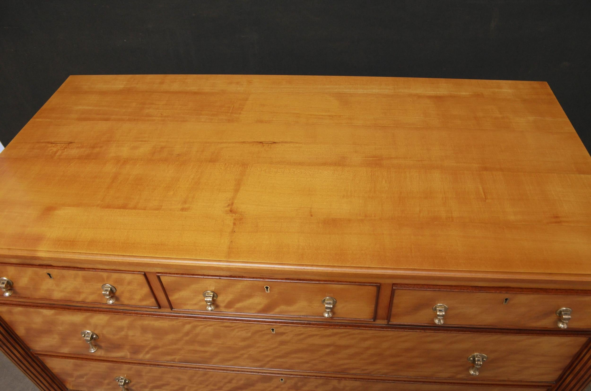 Late 19th Century English Chest of Drawers in Satinwood In Good Condition In Whaley Bridge, GB