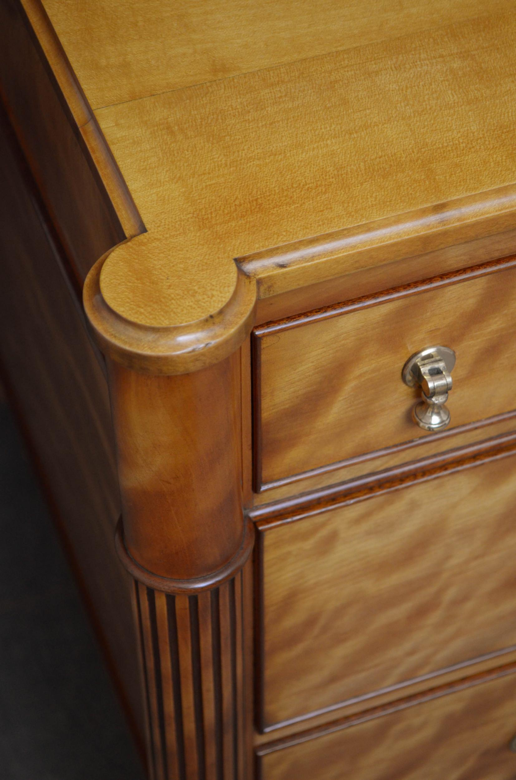 Late 19th Century English Chest of Drawers in Satinwood 2