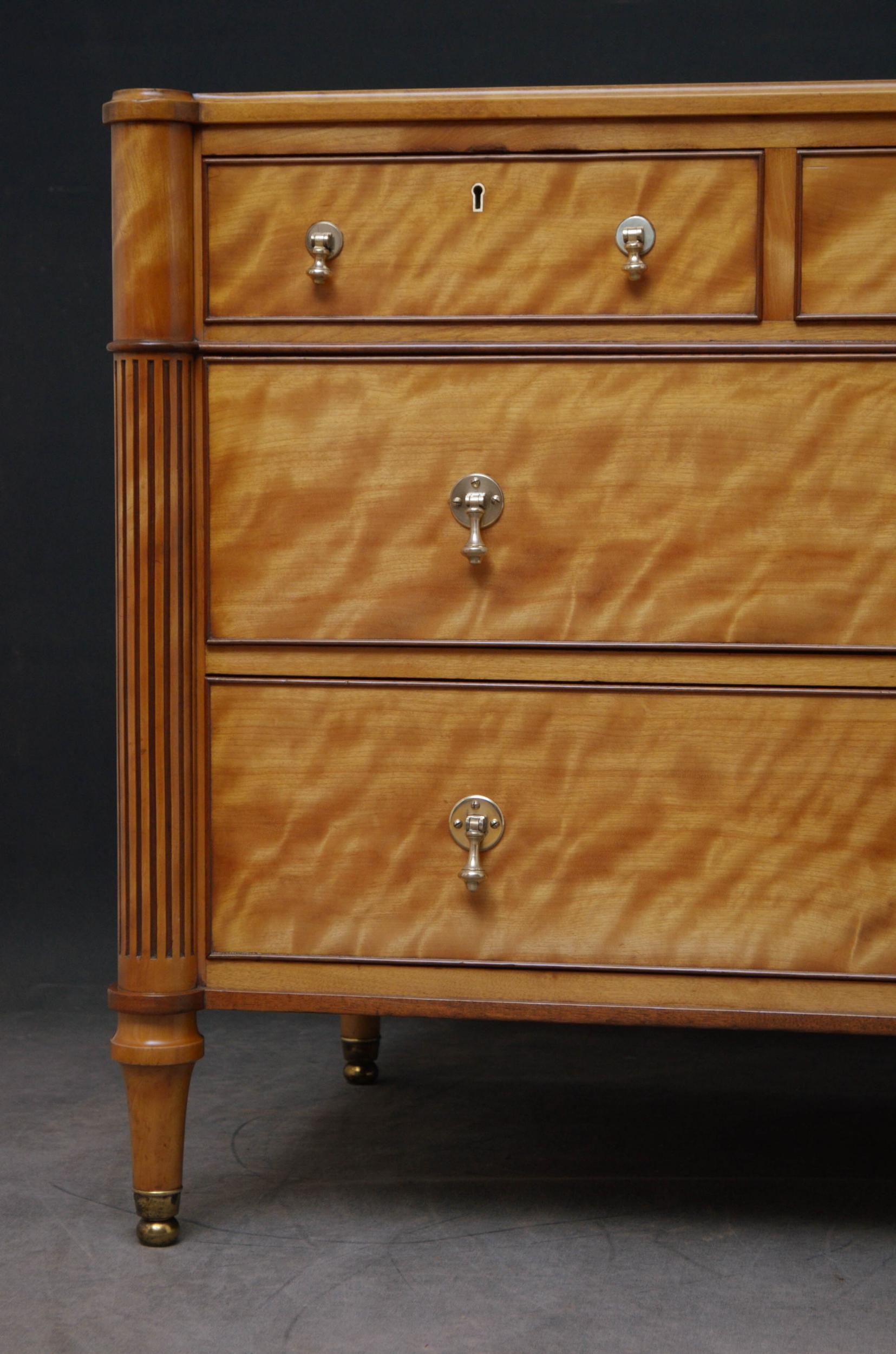 Late 19th Century English Chest of Drawers in Satinwood 4