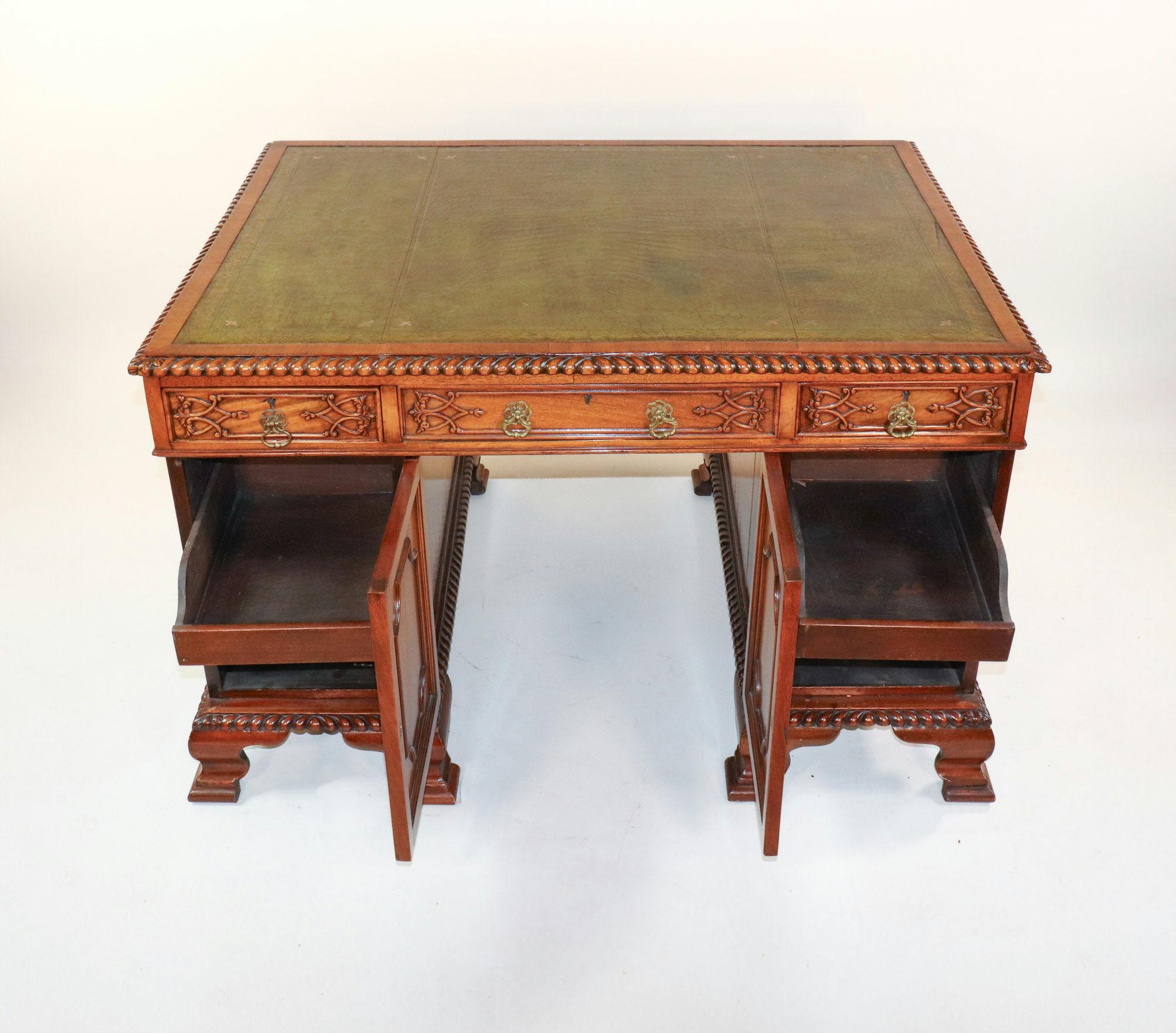 Late 19th Century English Chippendale Style Mahogany Partners Desk In Good Condition For Sale In Chicago, IL