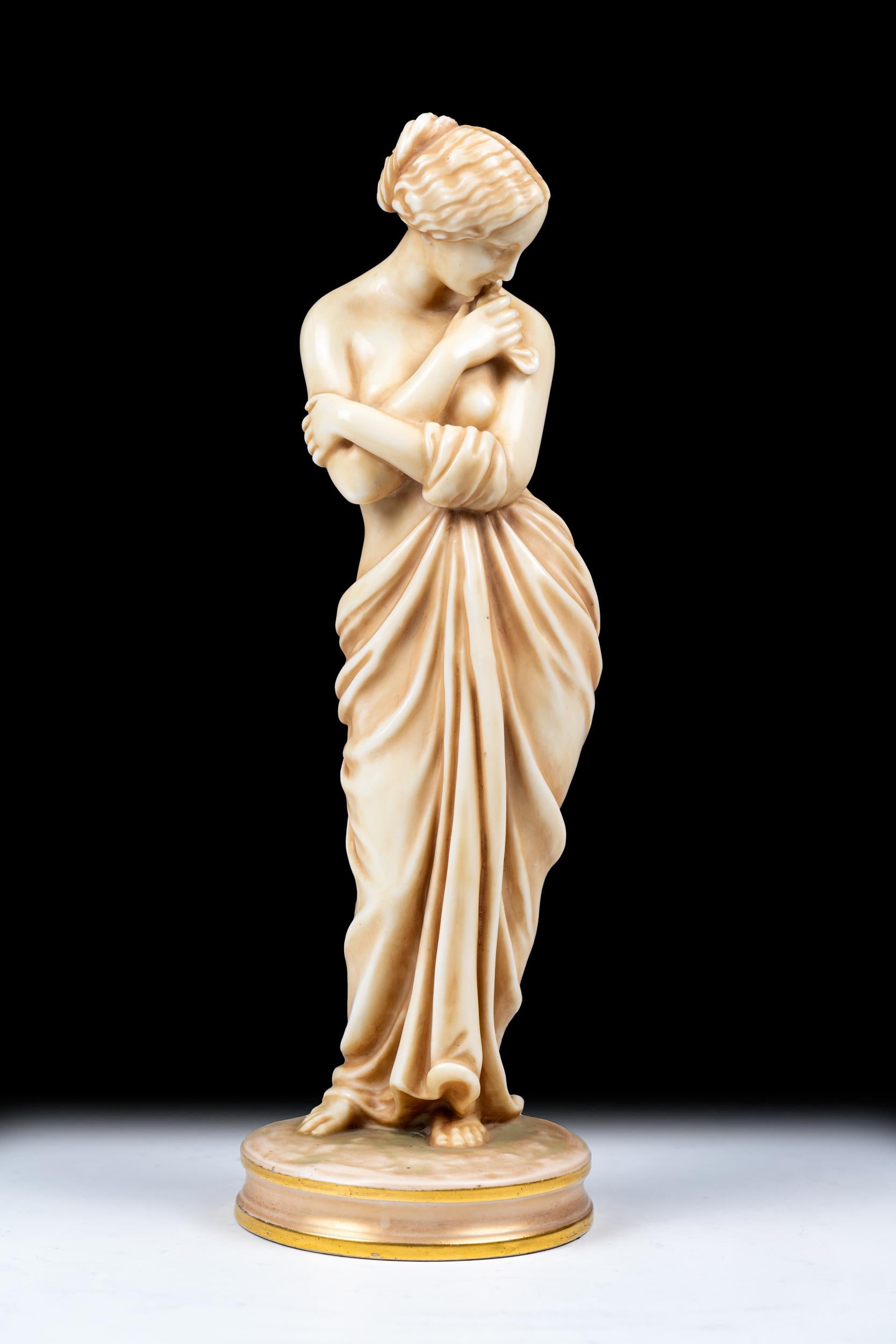 Una bellissima figura di Venere in porcellana di Royal Worcester, la giovane donna indossa un drappo sciolto bordato d'oro e dorato che cade in pieghe intorno alle cosce e alle gambe, i capelli arricciati e raccolti sulla testa, arricchiti da