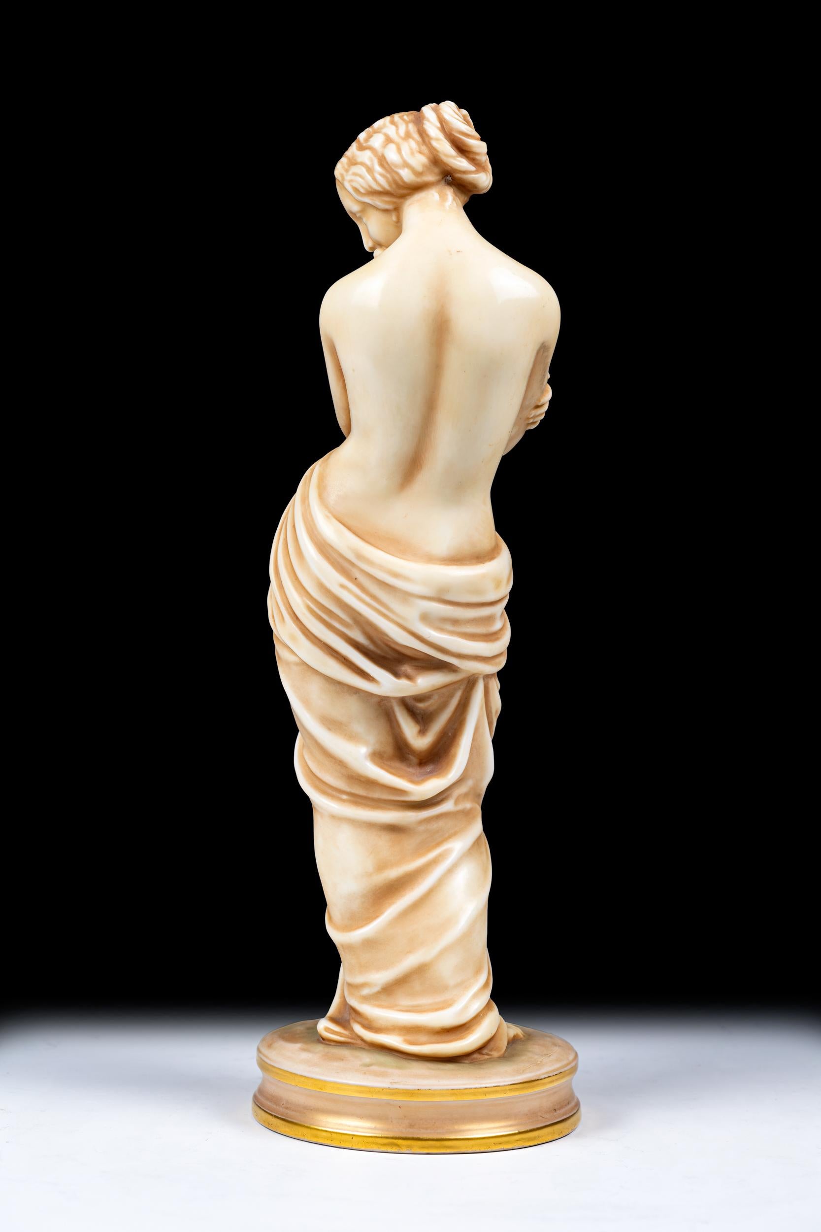 Figurina classica inglese di una fanciulla della fine del XIX secolo di Royal Worcester In condizioni ottime in vendita a Dublin, IE