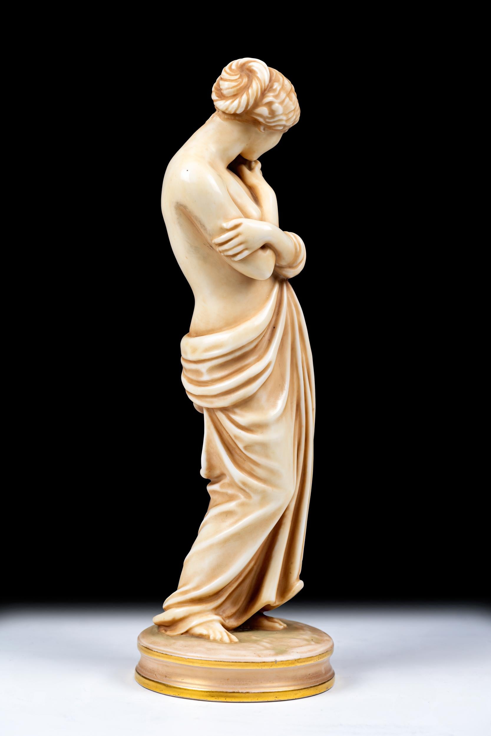 Figurina classica inglese di una fanciulla della fine del XIX secolo di Royal Worcester in vendita 1