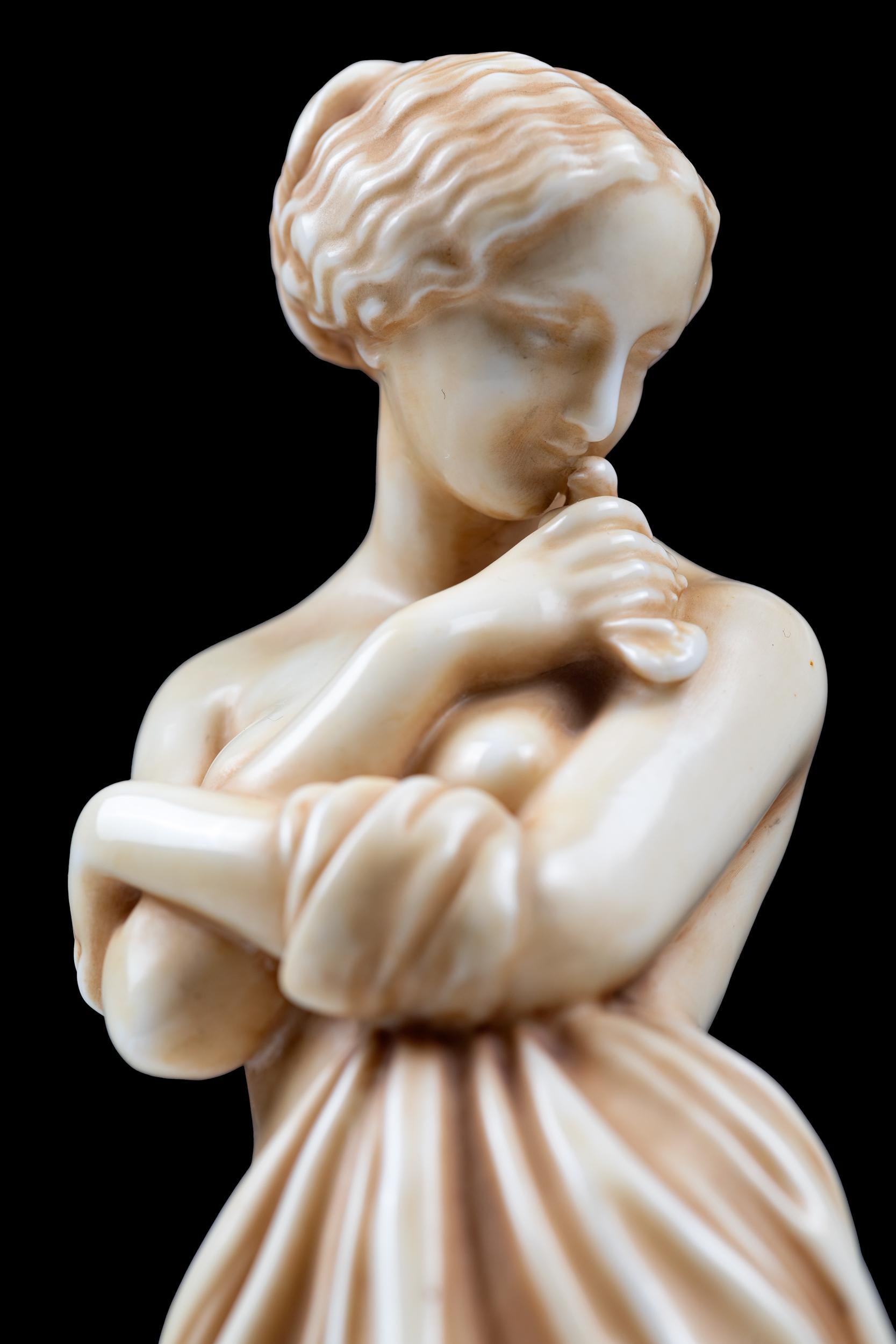 Figurina classica inglese di una fanciulla della fine del XIX secolo di Royal Worcester in vendita 2