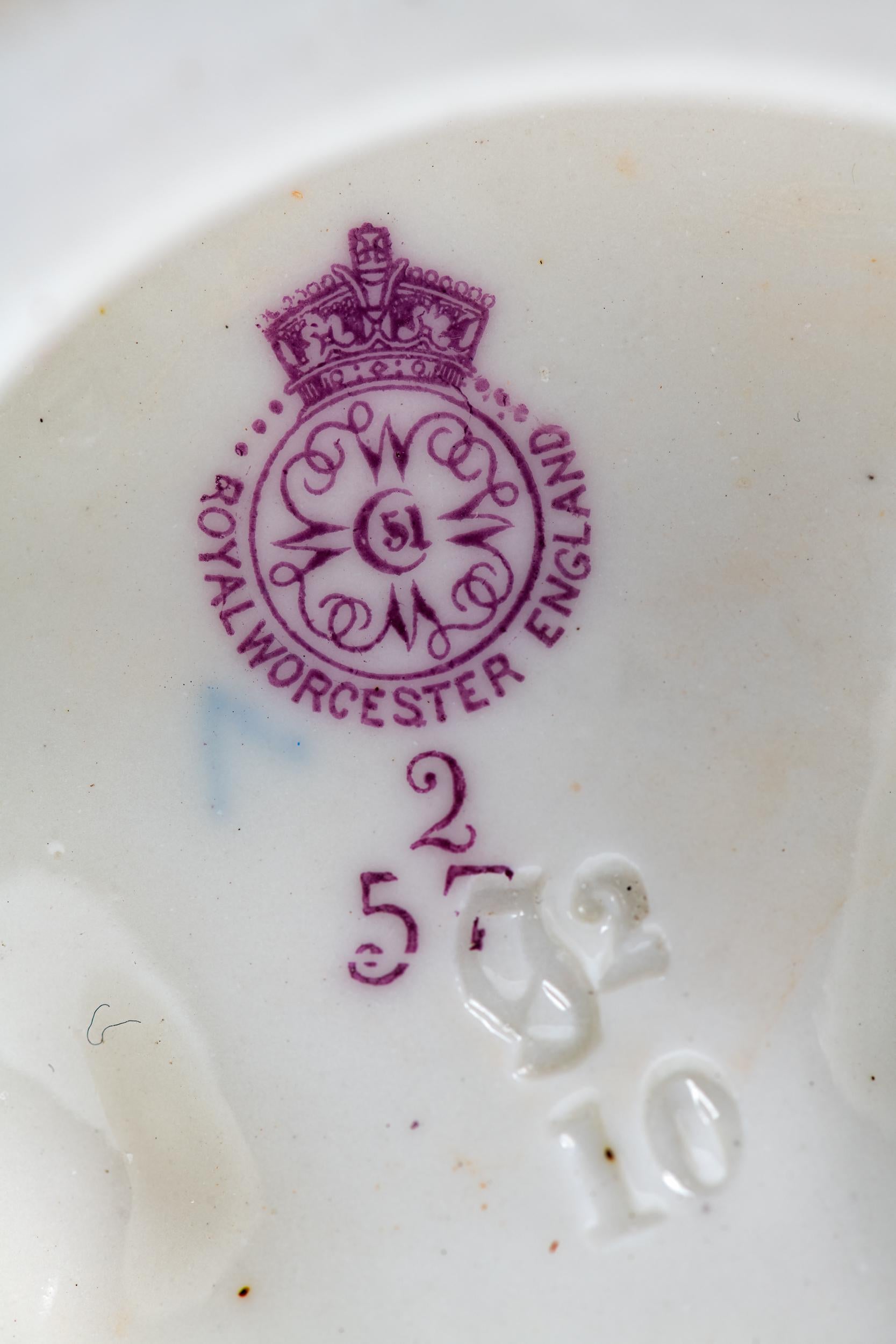 Figurina classica inglese di una fanciulla della fine del XIX secolo di Royal Worcester in vendita 3