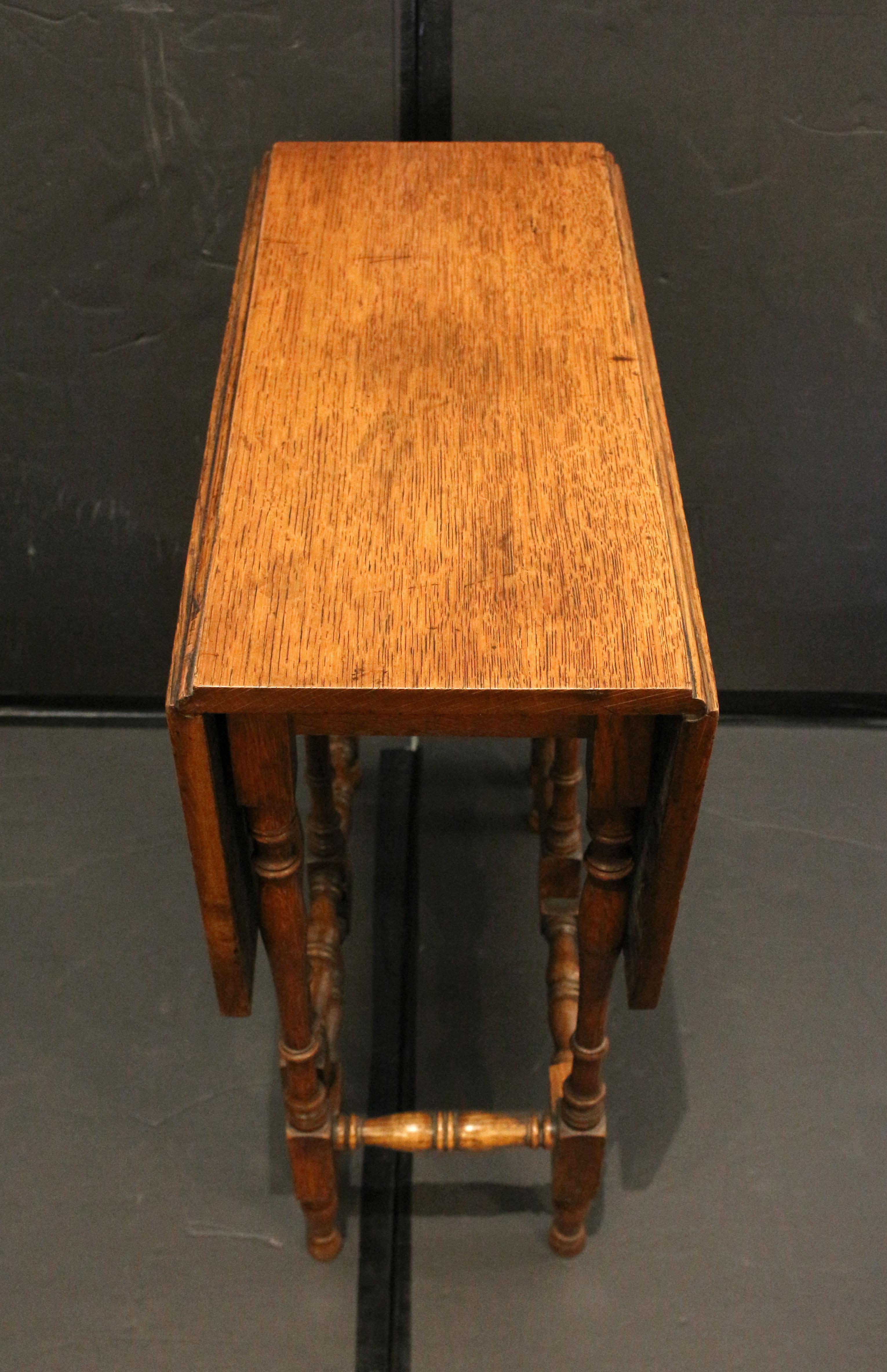 English country oak gate-leg Sutherland table, late 19th century. Charming & versatile. In the 18th century style with vasiform & ring turning, including the stretchers.
24.25