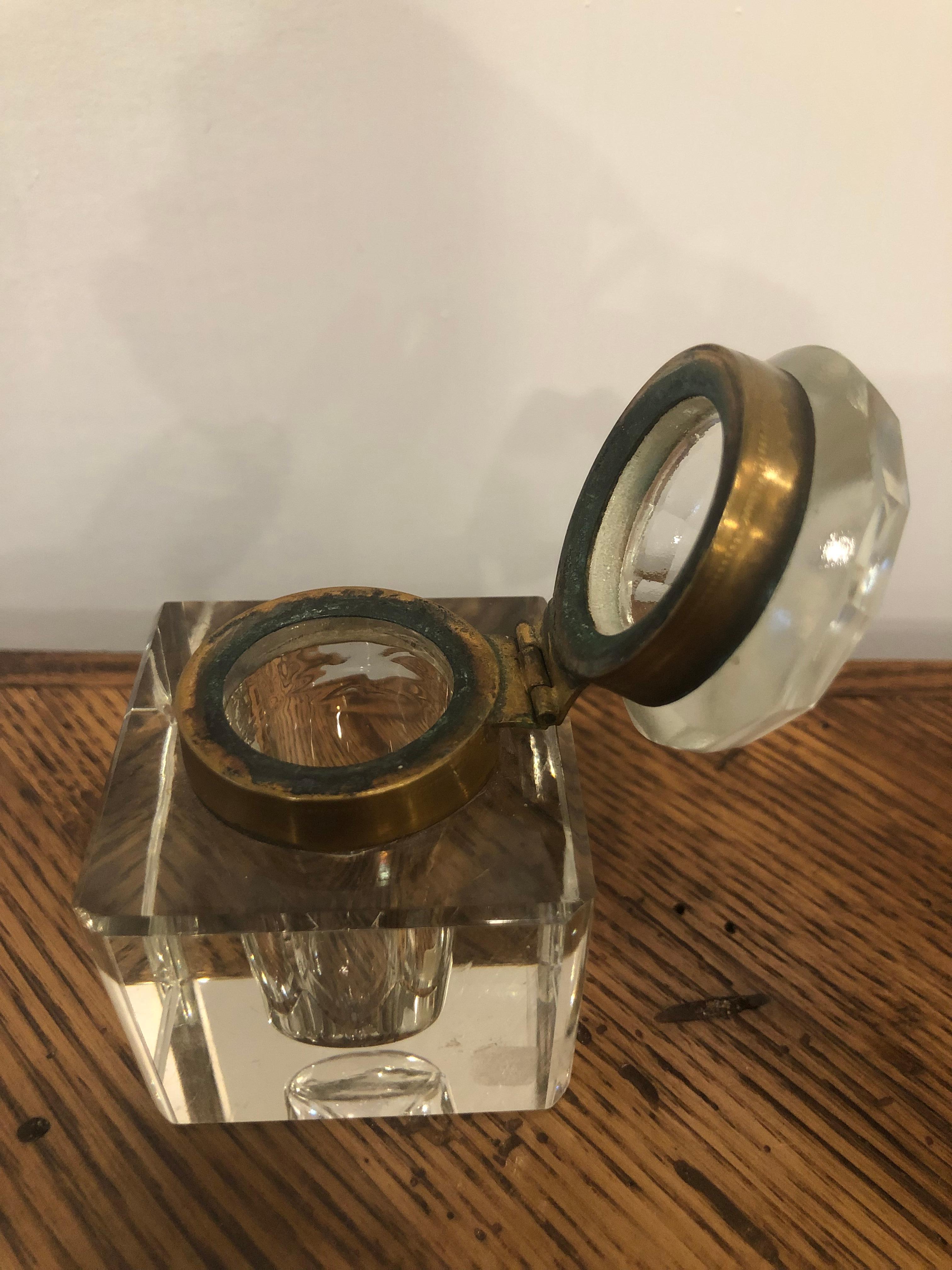 XIXe siècle Encrier anglais en cristal de la fin du 19e siècle avec collier en laiton en vente