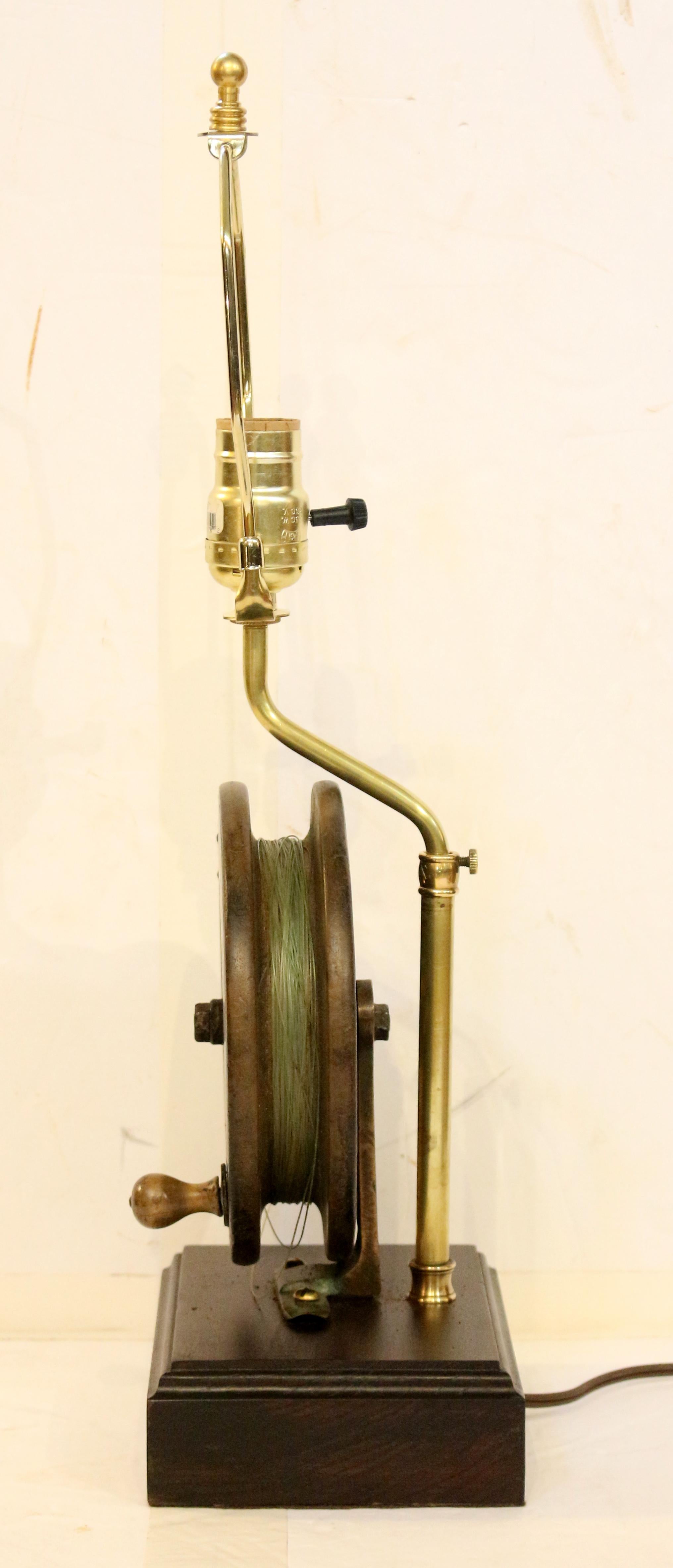 Carrete de pesca de finales del siglo XIX, ahora montado como lámpara, inglés. Un carrete de salmón crujiente, grande y encantador, tal como se encontró. Caoba, hierro y un poco de latón. Ahora sobre una base de caoba. Carrete de 7