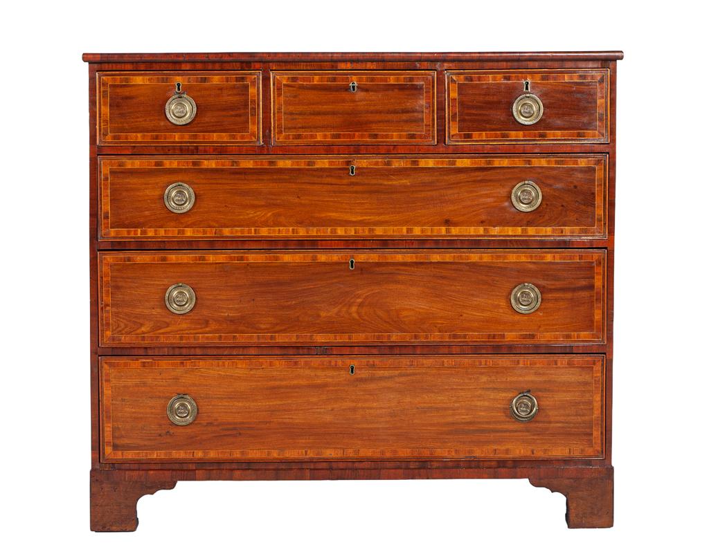 Georgiano Late 19th Century English Georgian Style Mahogany Chest of Drawers in vendita
