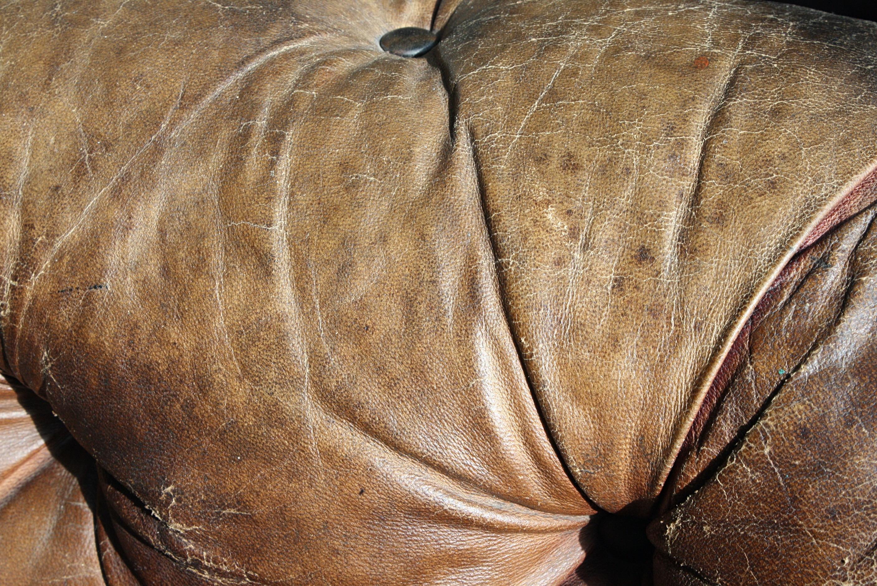 Late Victorian Late 19th Century English Howard and Sons Brown Leather Chesterfield Sofa, 1880 