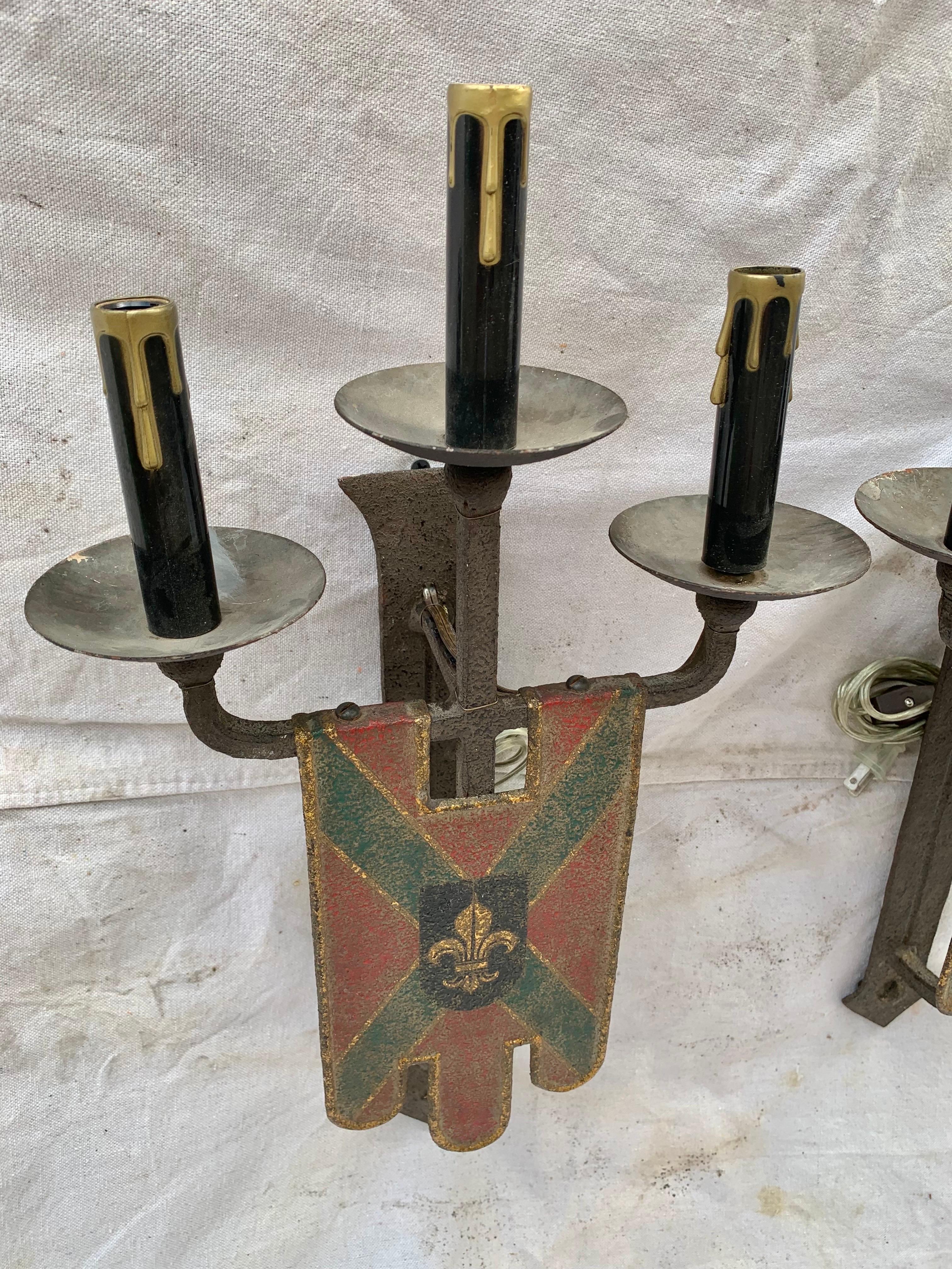 Inglese Coppia di appliques in ferro della fine del XIX secolo in vendita