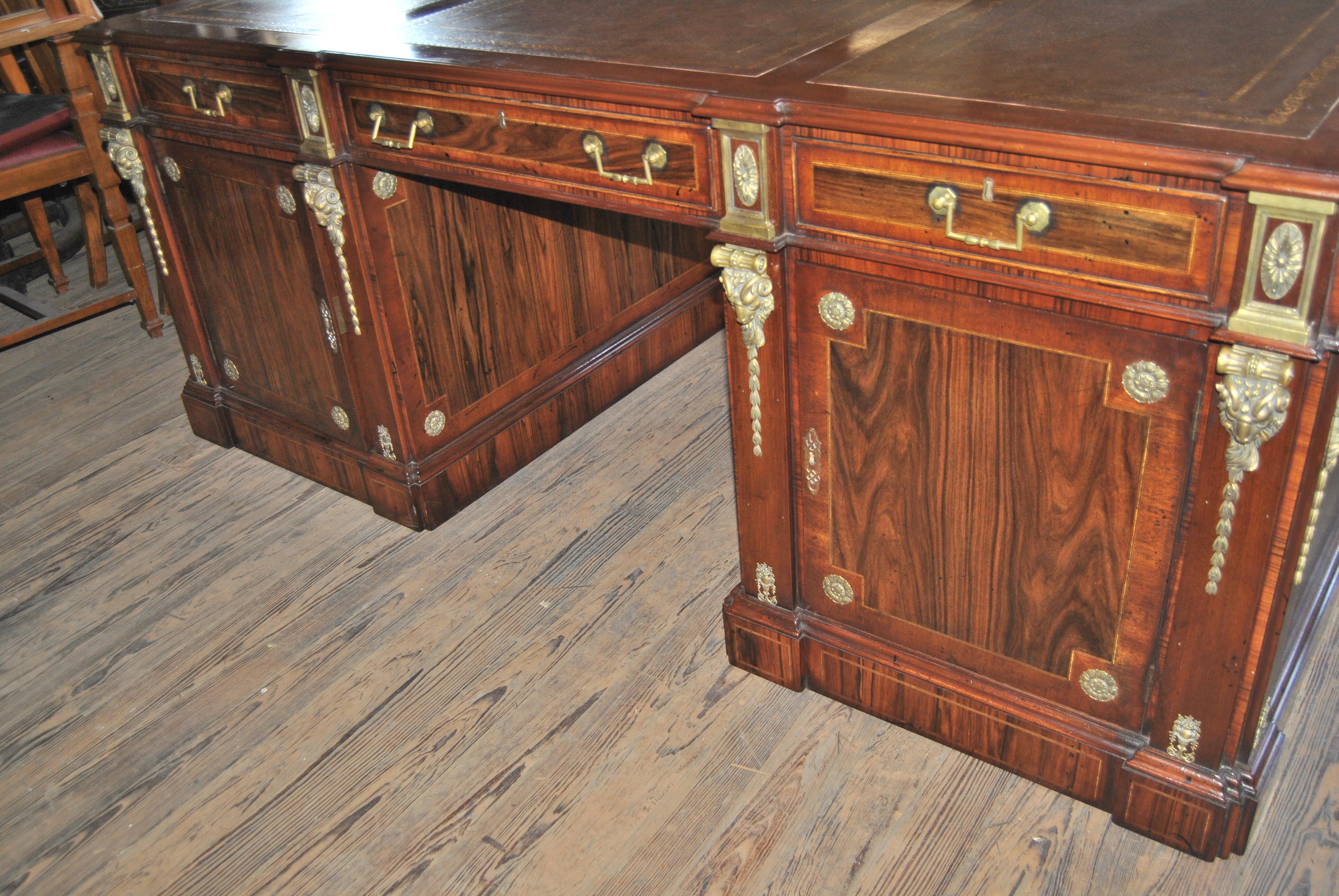 Dies ist ein Partner-Schreibtisch aus England, ca. 1890. Die Tischplatte ist wunderschön geformt und hat einen schön geformten Rand. Es gibt 3 braune Ledertafeln mit Goldprägung. Auf der Vorderseite des Schreibtisches befinden sich rechts und links