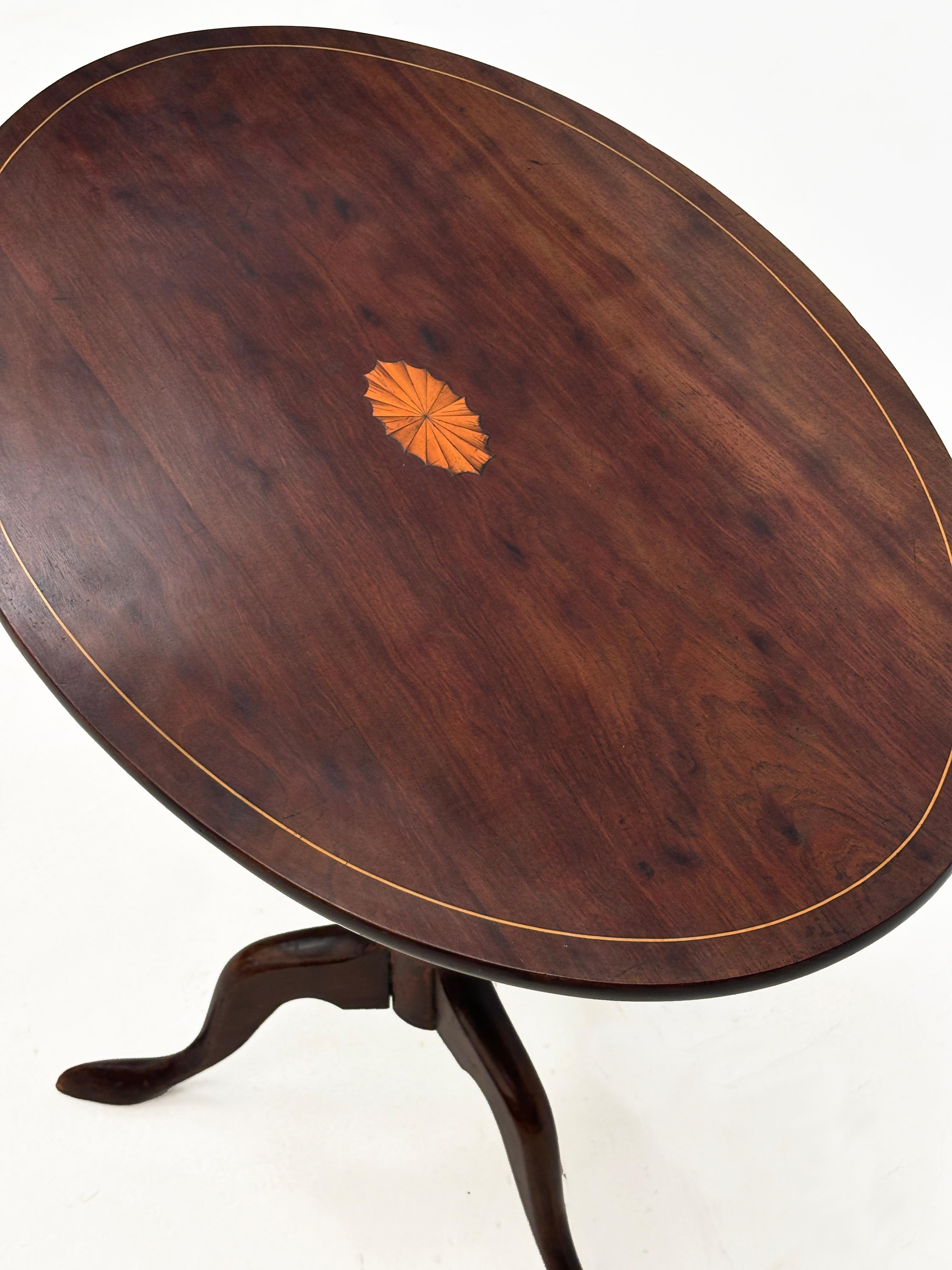 Mesa basculante ovalada con incrustaciones de caoba y madera satinada inglesa de finales del siglo XIX en venta 3