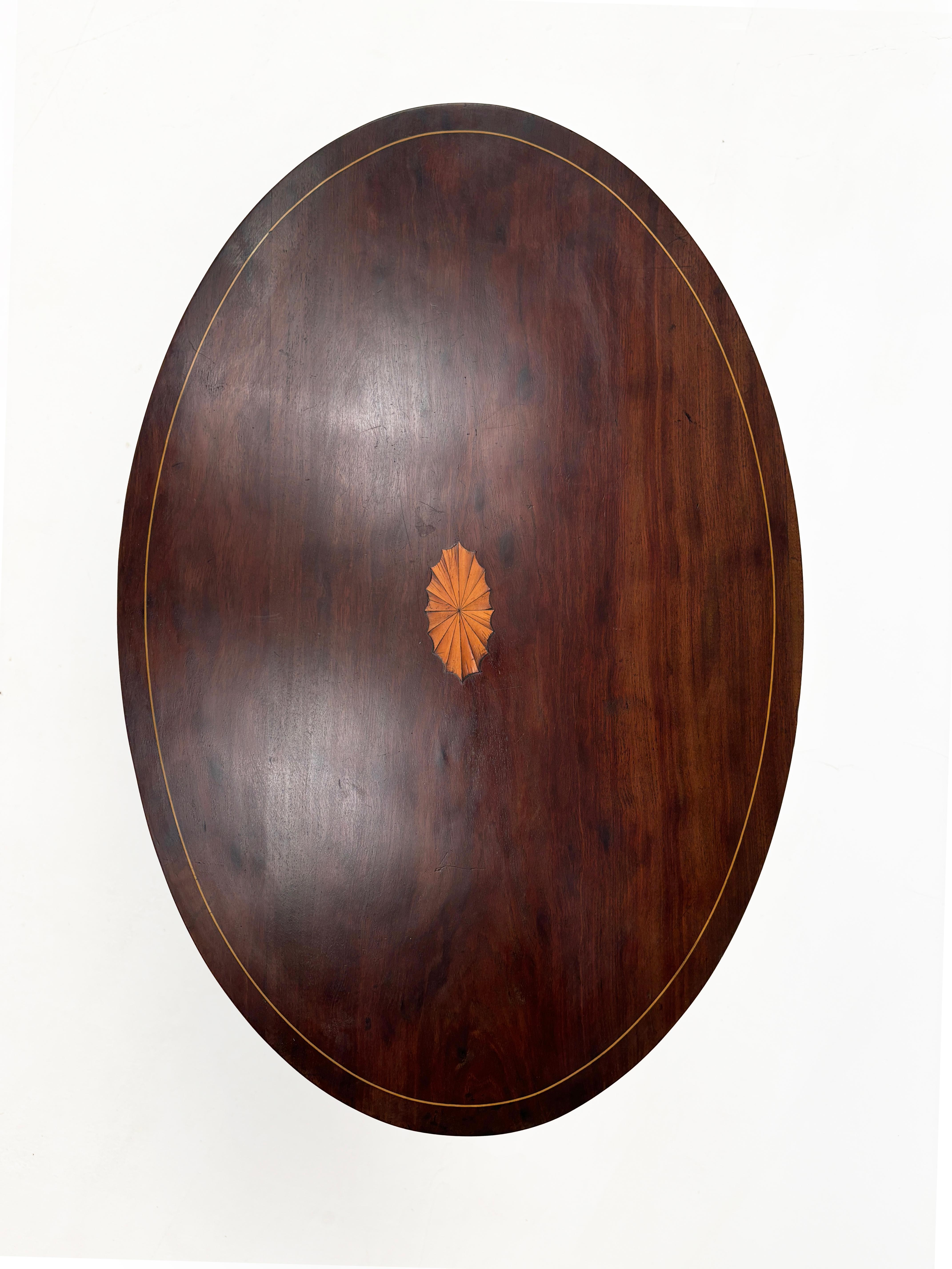 Mesa basculante ovalada con incrustaciones de caoba y madera satinada inglesa de finales del siglo XIX en venta 4