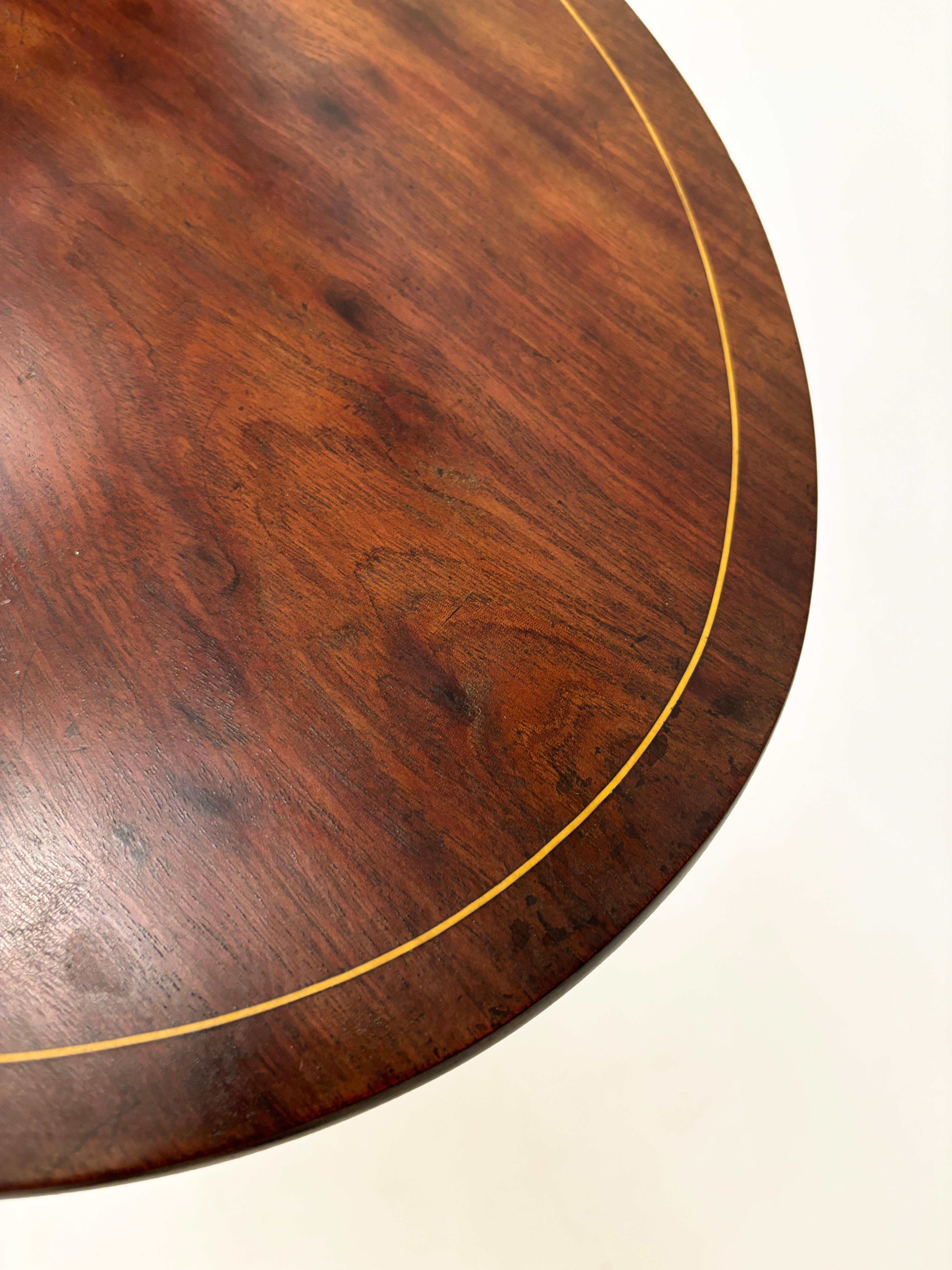 Mesa basculante ovalada con incrustaciones de caoba y madera satinada inglesa de finales del siglo XIX en venta 5