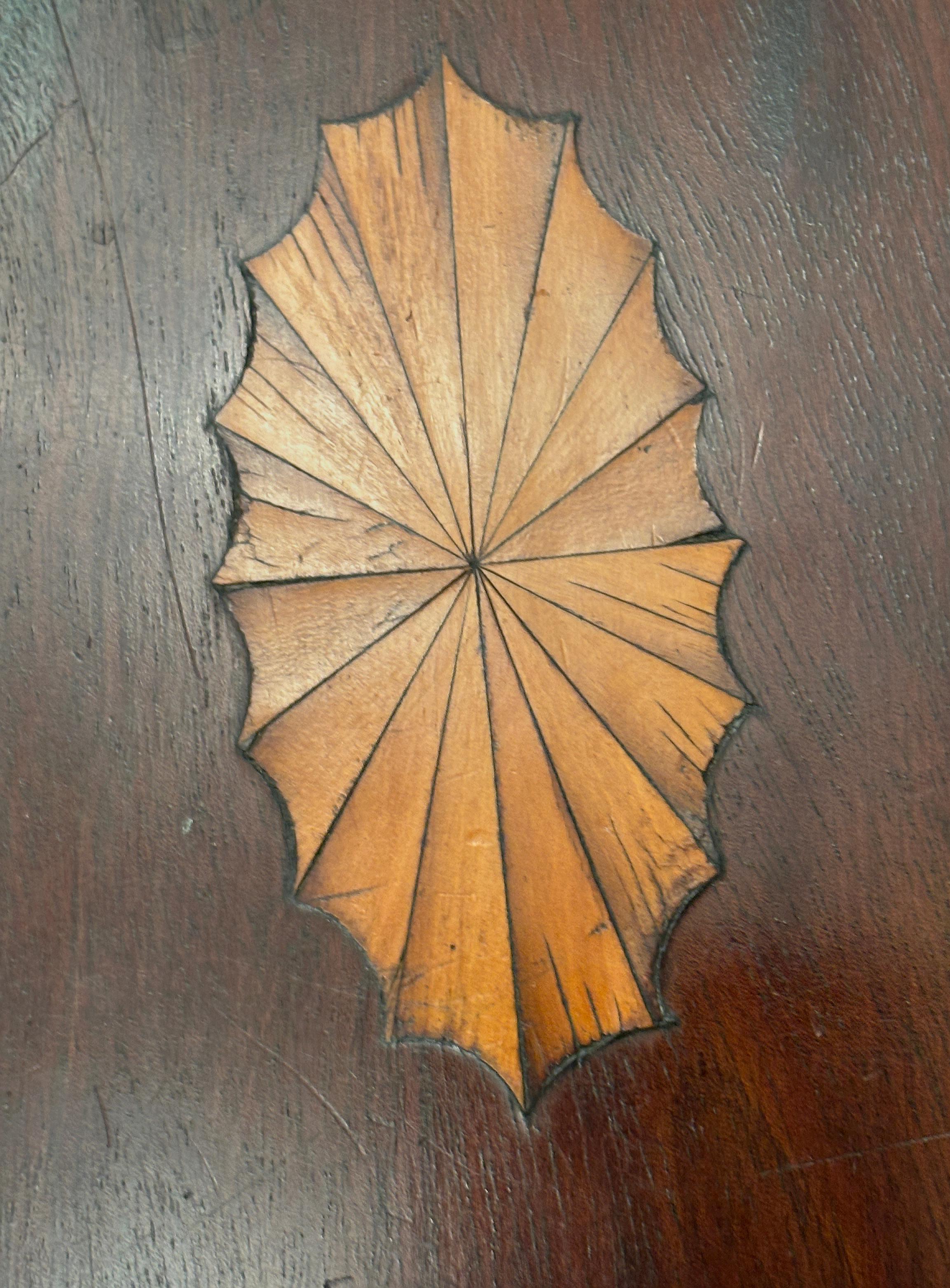 Mesa basculante ovalada con incrustaciones de caoba y madera satinada inglesa de finales del siglo XIX en venta 6