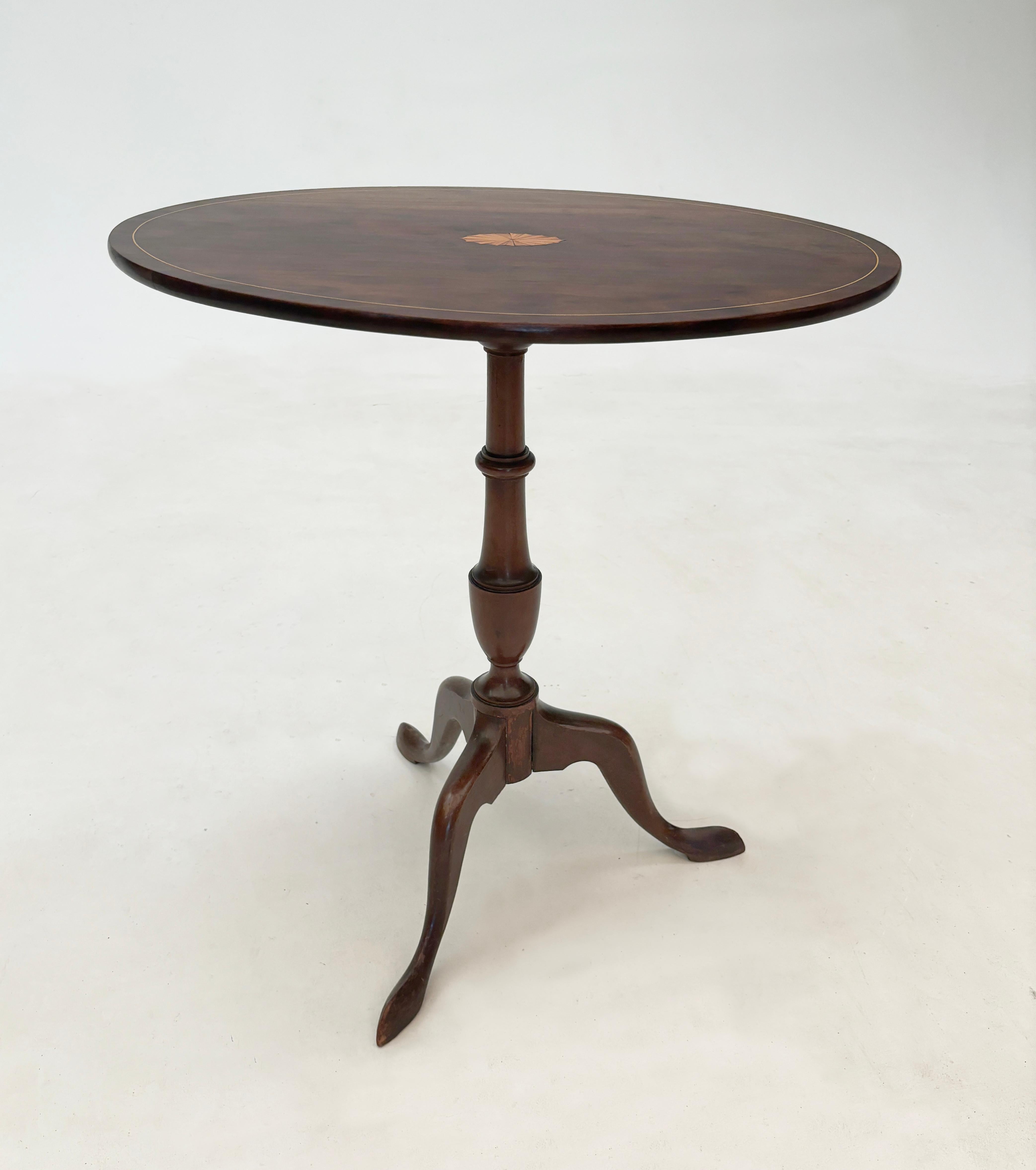 Mesa basculante ovalada con incrustaciones de caoba y madera satinada inglesa de finales del siglo XIX en venta 7