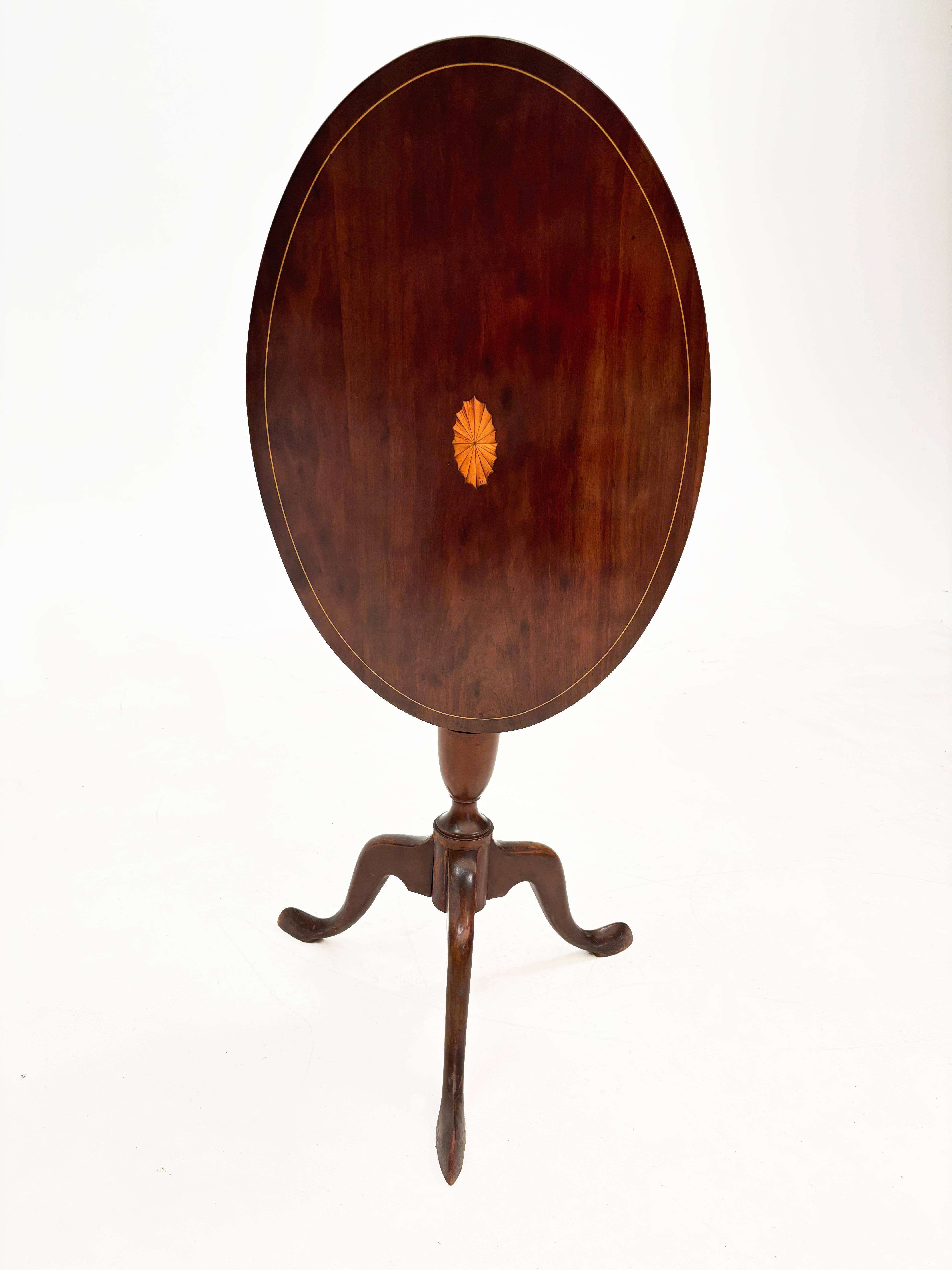 Mesa basculante ovalada con incrustaciones de caoba y madera satinada inglesa de finales del siglo XIX en venta 8